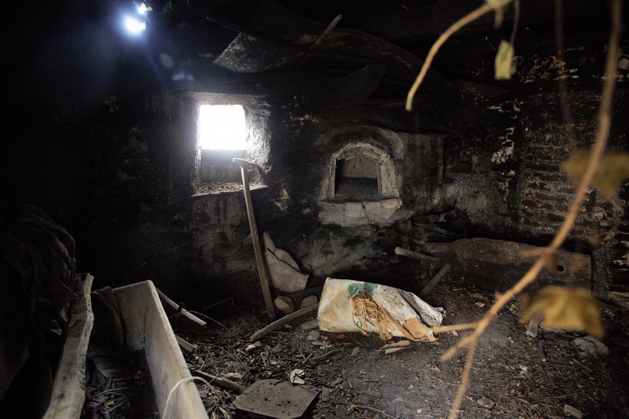 Interno di un casolare abbandonato con forno.