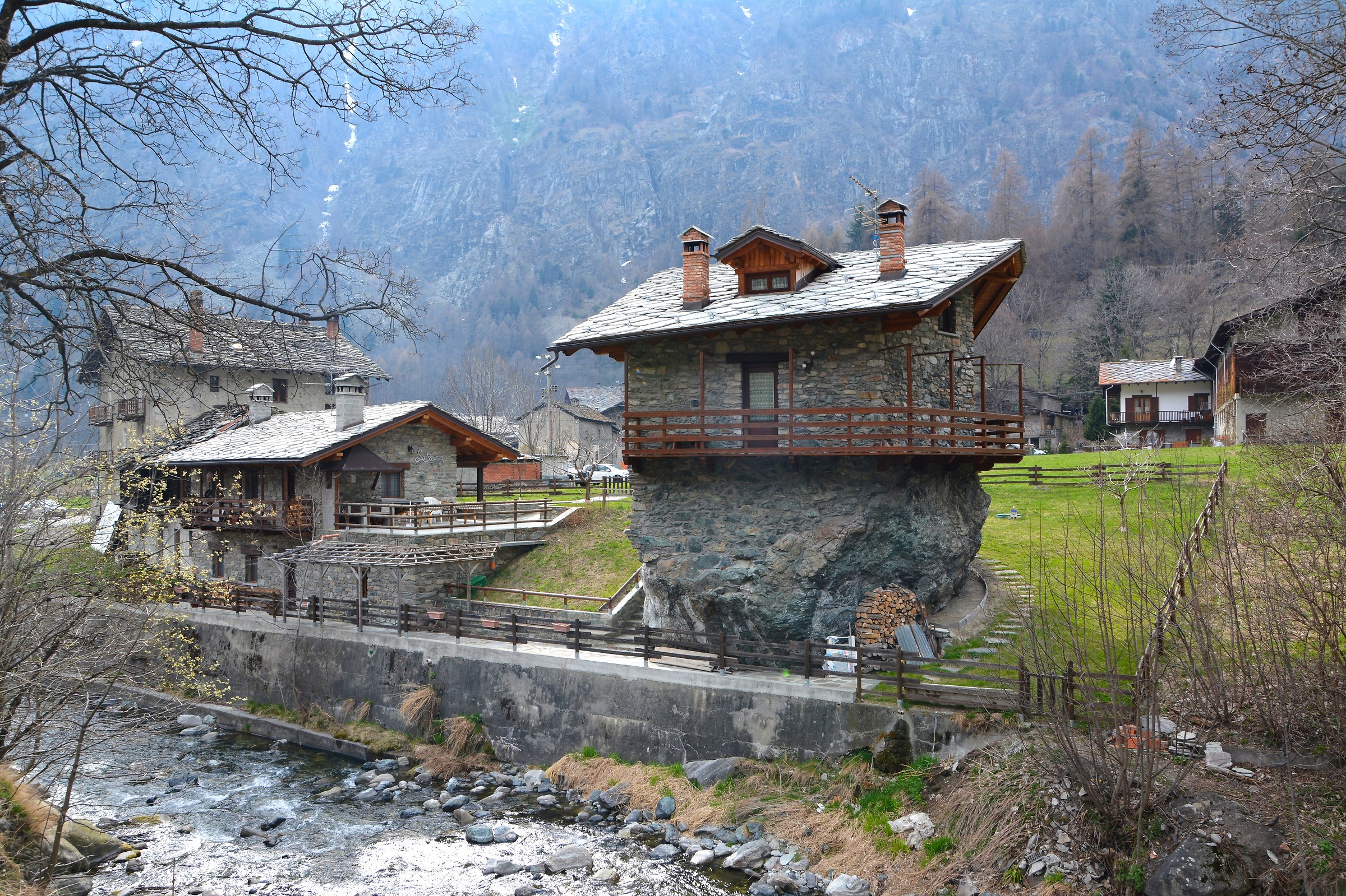 Quando si dice...casa sulla roccia.