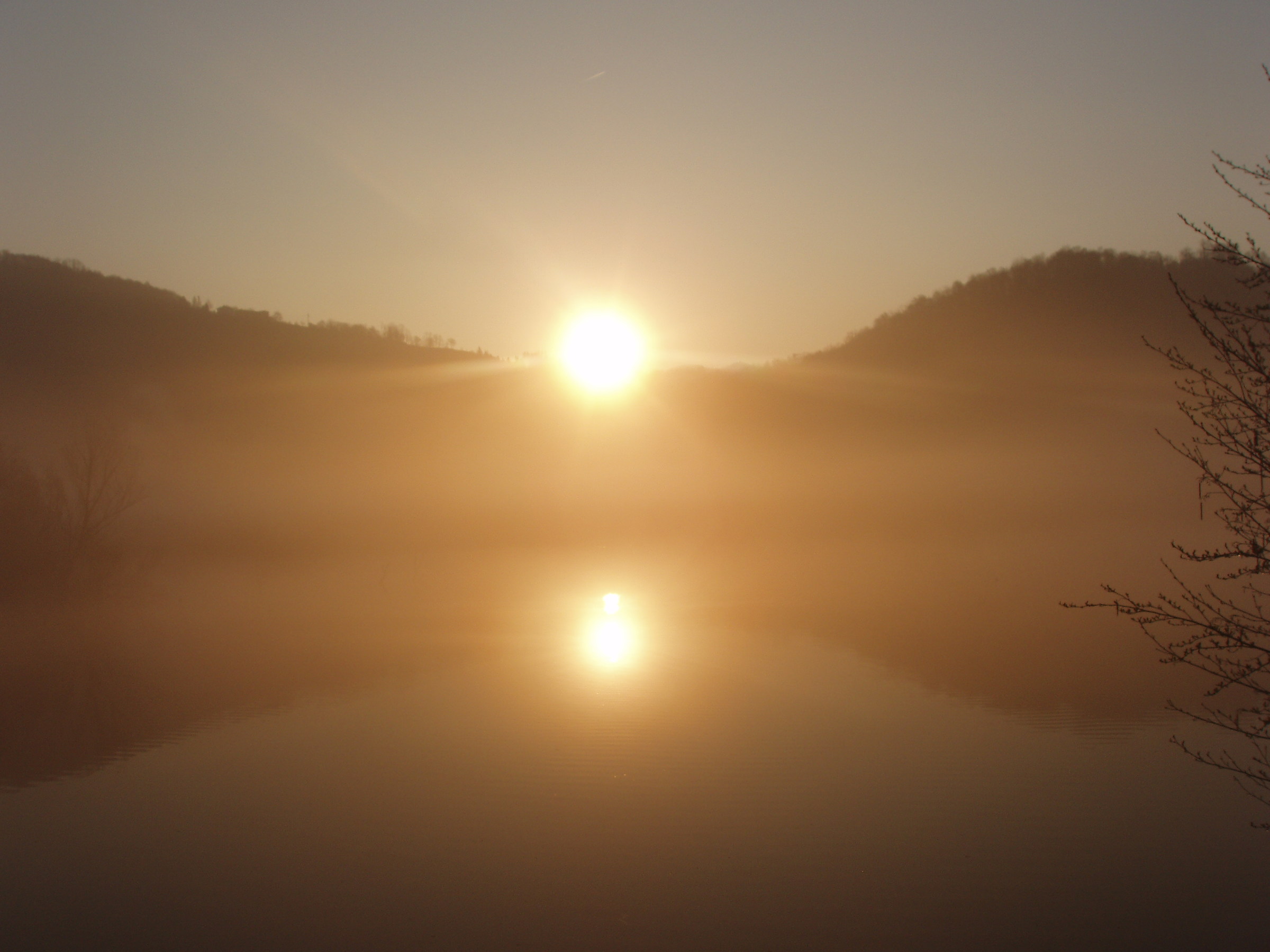 alba che si specchia nel fiume