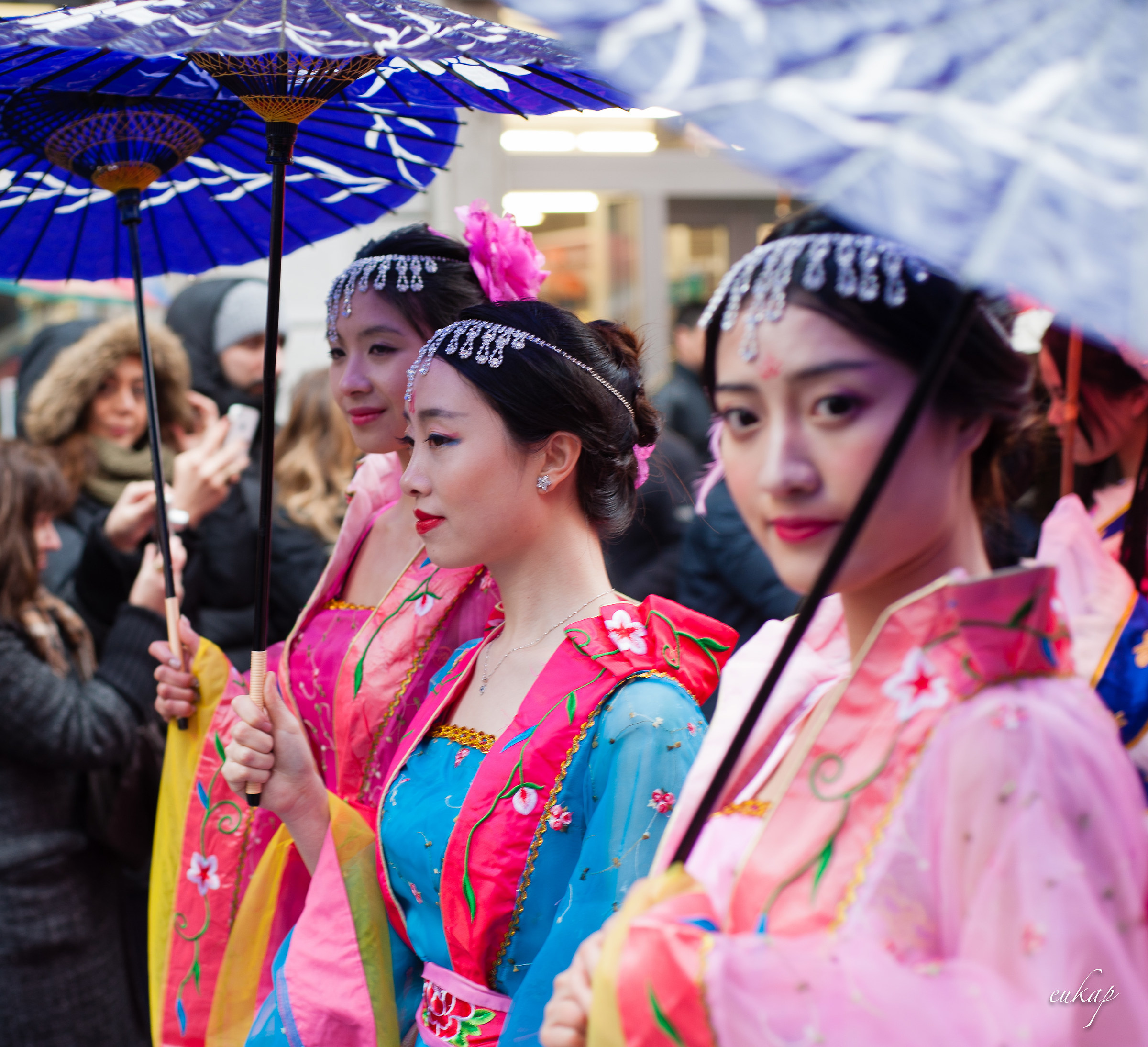 chinatown, ragazze cinesi in parata