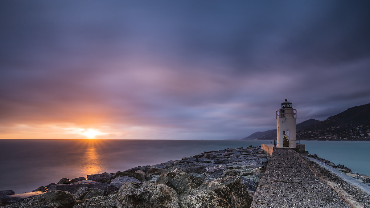 Ultimi raggi sul faro di Camogli