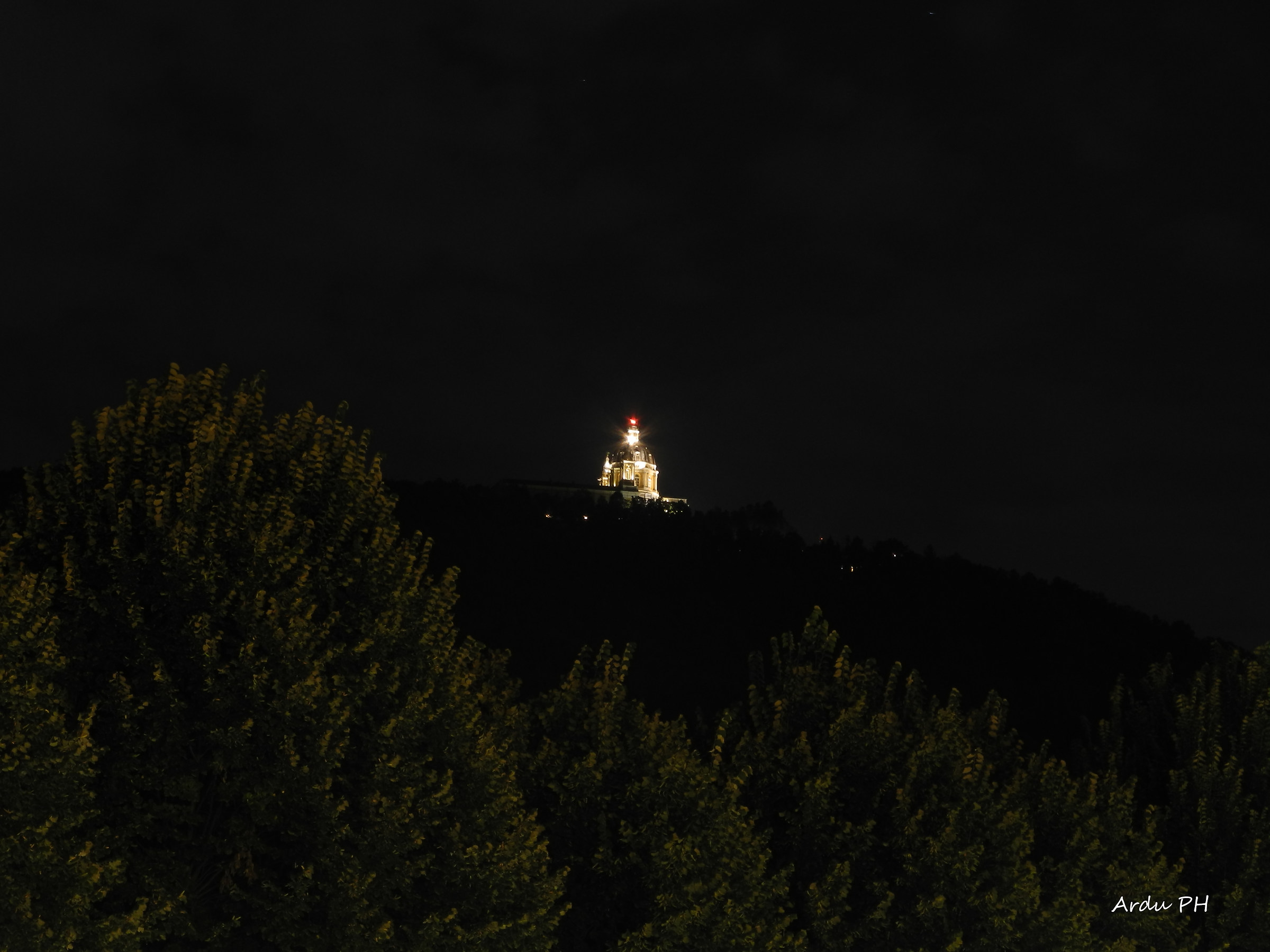 Superga vista dal basso di sera