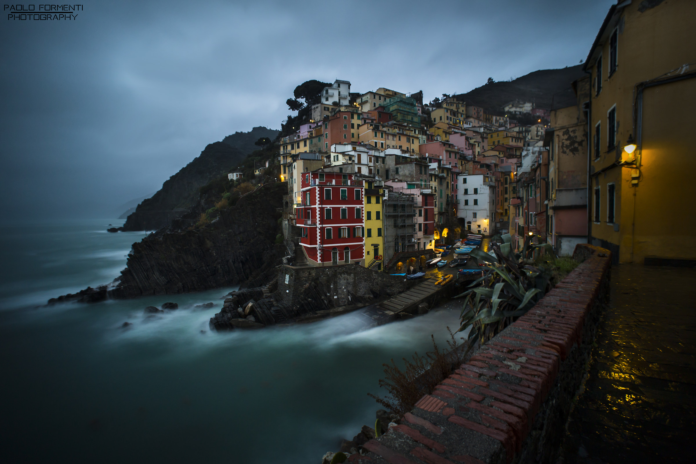 Riomaggiore in tempesta all'ora blu
