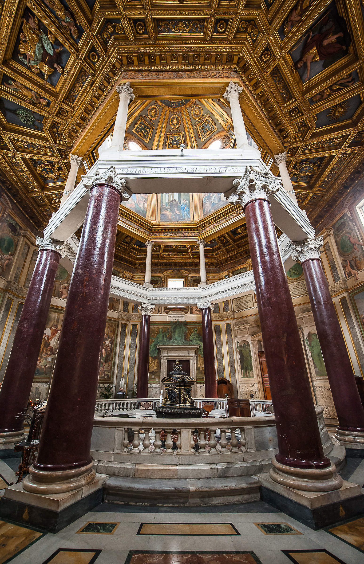 Roma-Interno Battistero Basilica S.Giovanni in Laterano