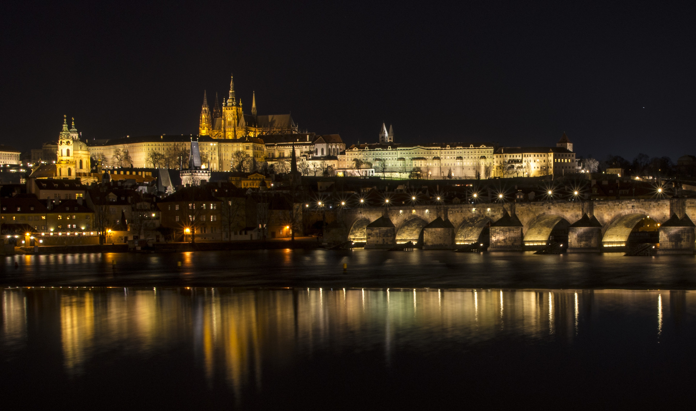 Il Ponte Carlo e il castello di Praga