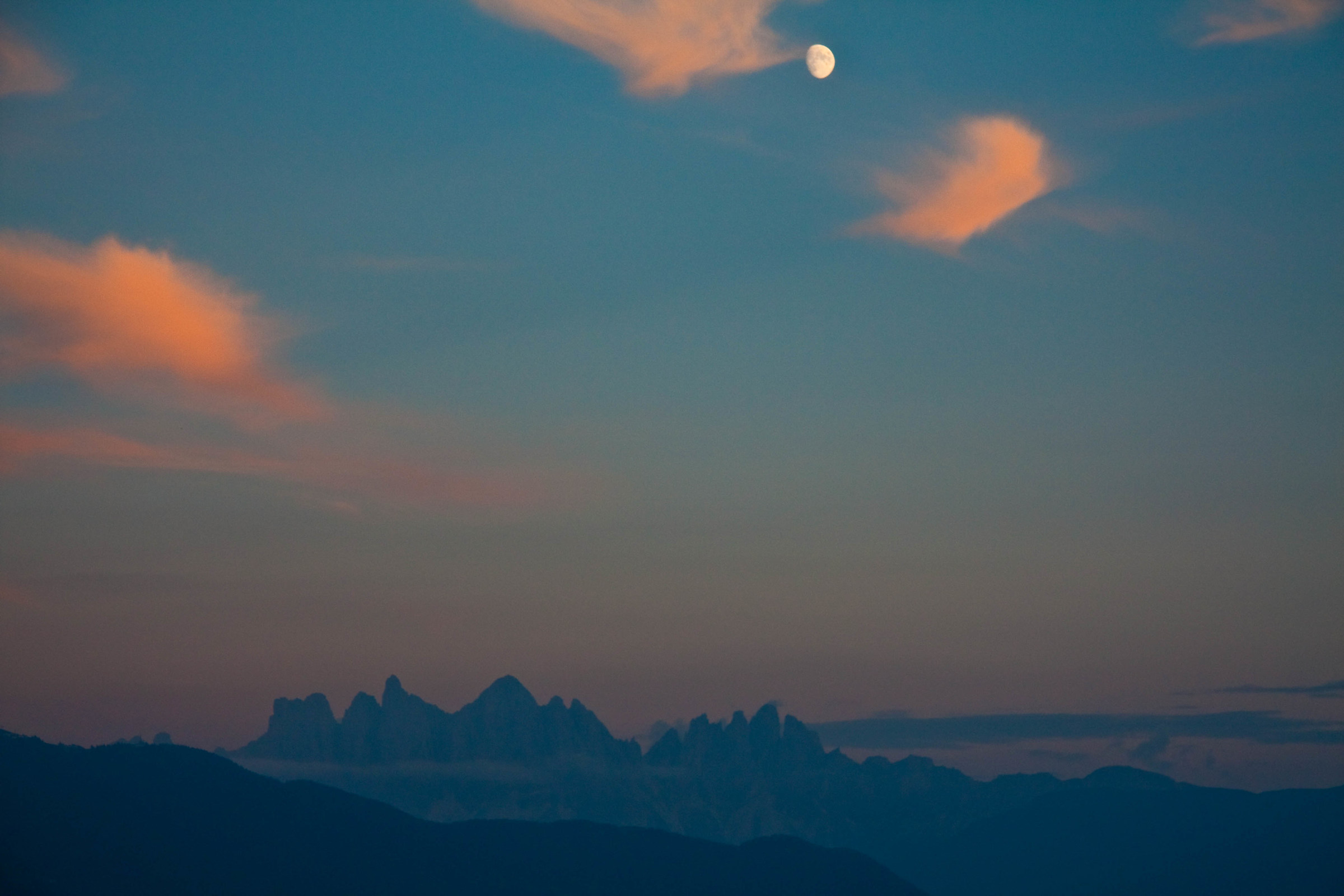 La luna rincorre il sole...senza mai raggiungerlo.