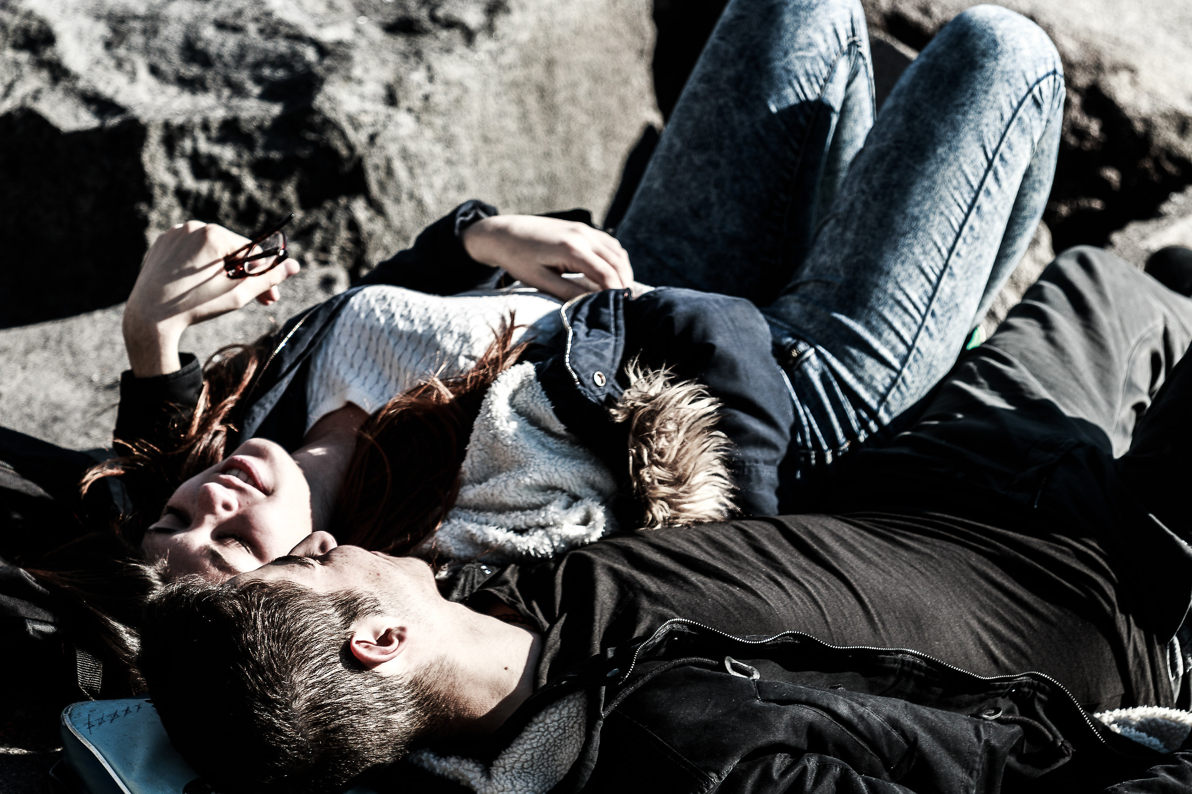 Amore sugli scogli, al sole...