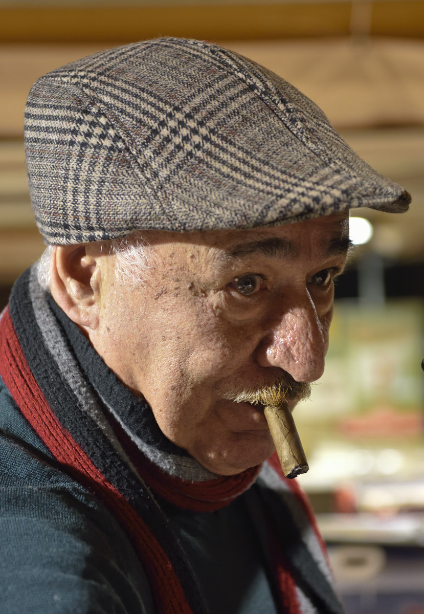 Venditore di macchine fotografiche usate al mercatino