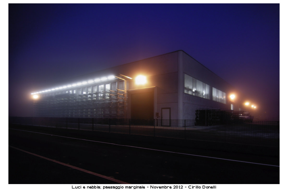 Luci e nebbia nelle aree artigianali.