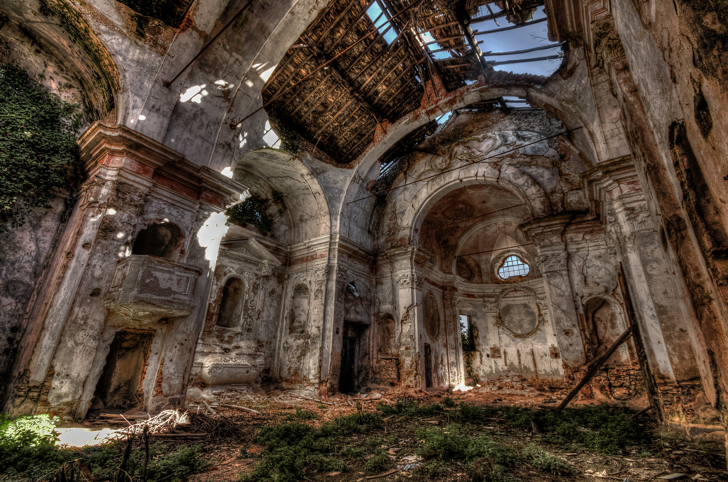 San Bartolomeo-Gorra (Finale Ligure) interno devastato