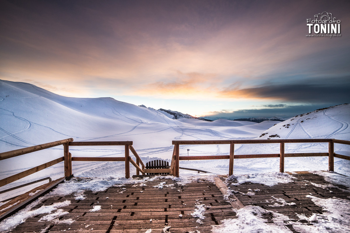 Una terrazza sulle montagne innevate