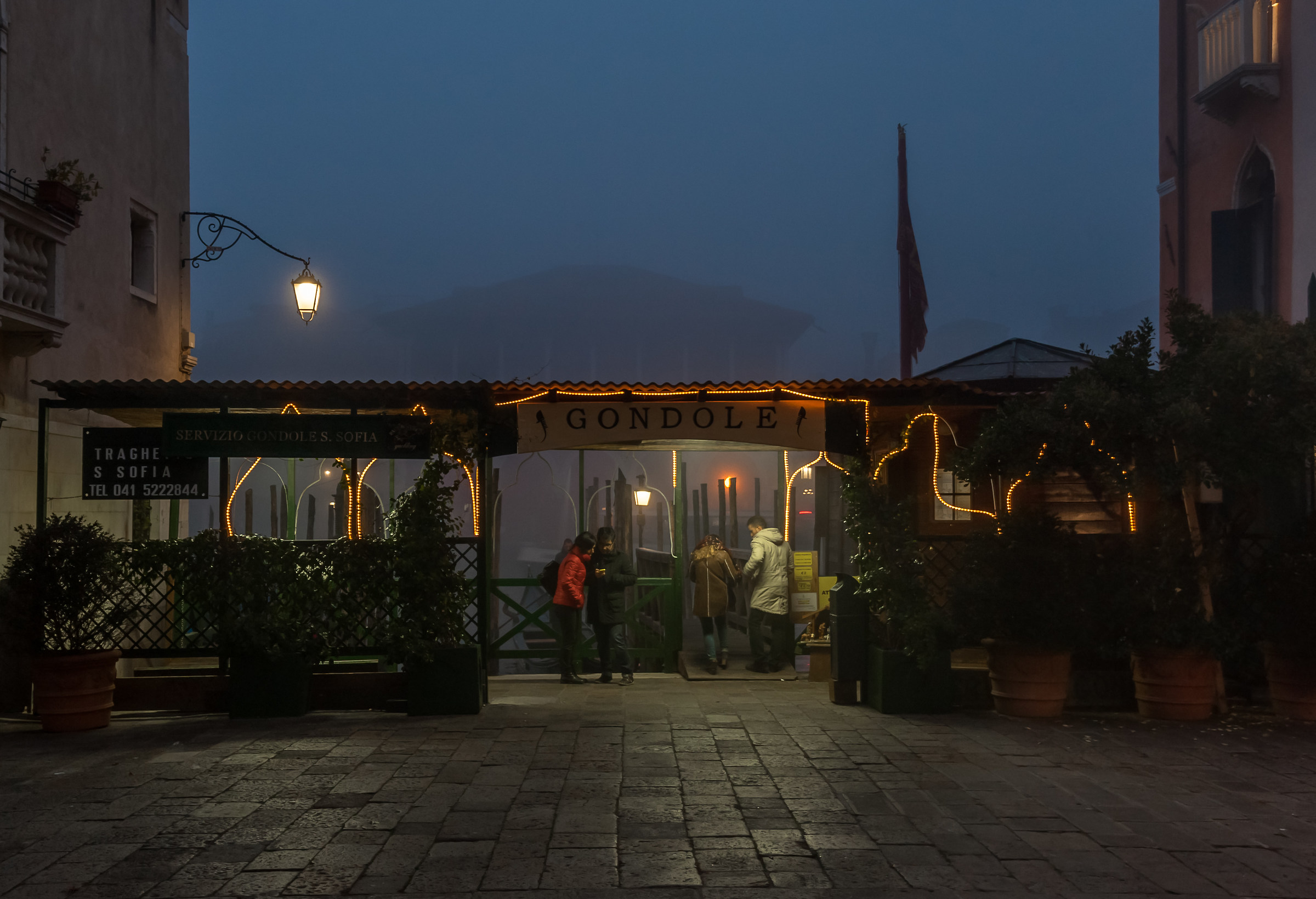 the old woman, who xe here and gondola ....