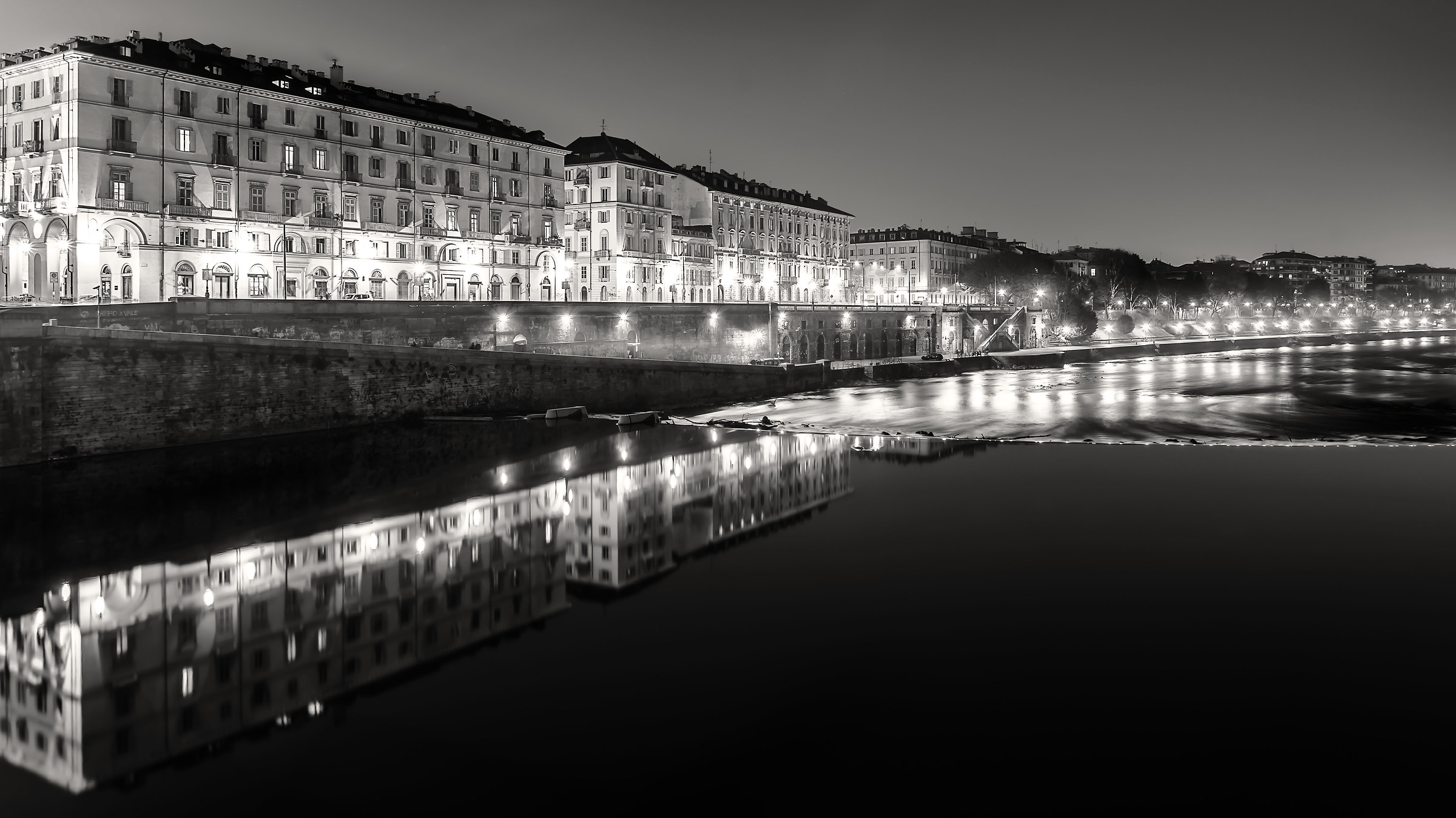Fiume e strade di luce