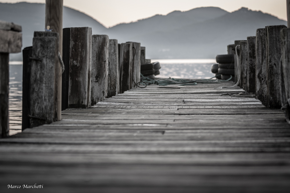 Il vecchio pontile sul lago