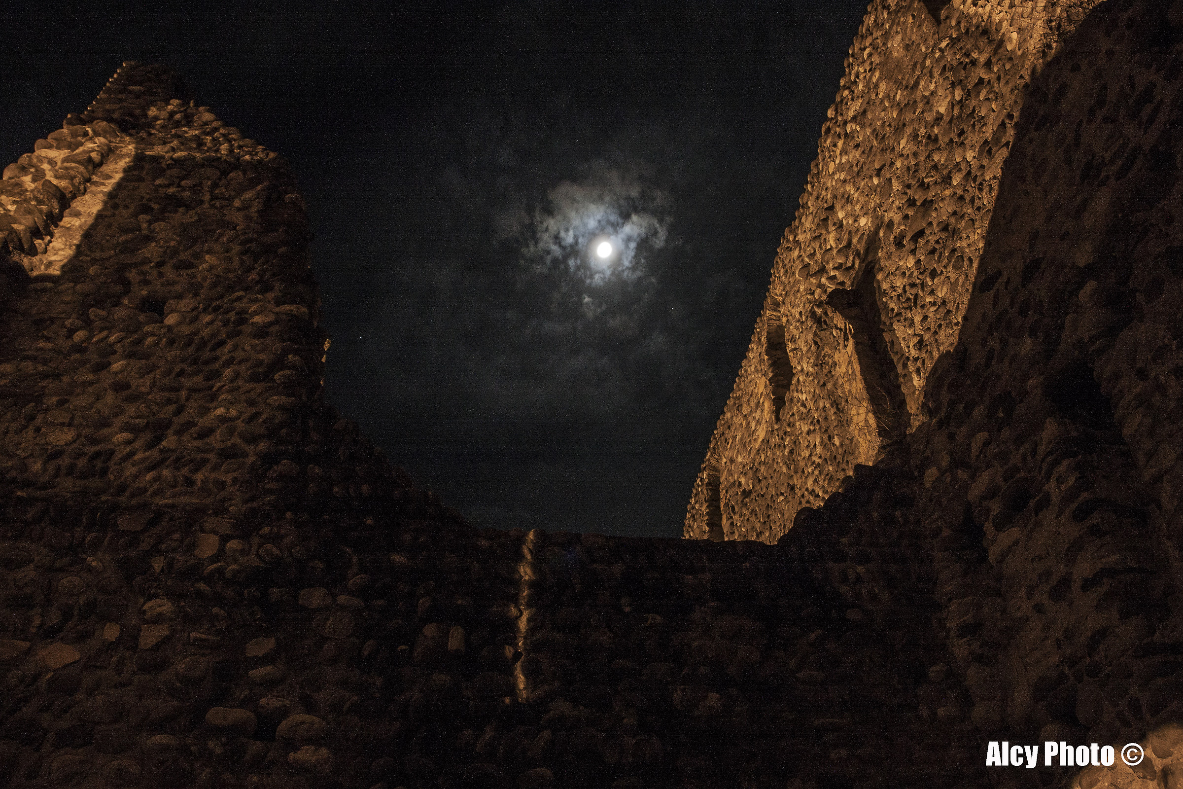 La Luna tra le rovine
