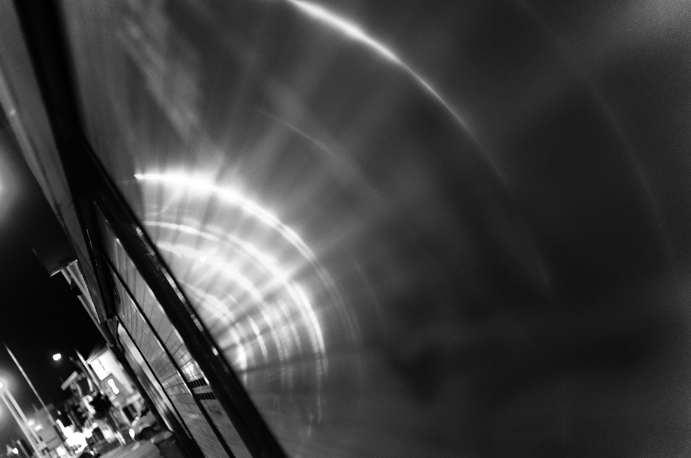 Il metallo Shuttered negozio, di notte, Mono