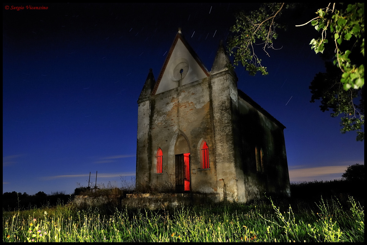 Chiesetta solitaria in notturna