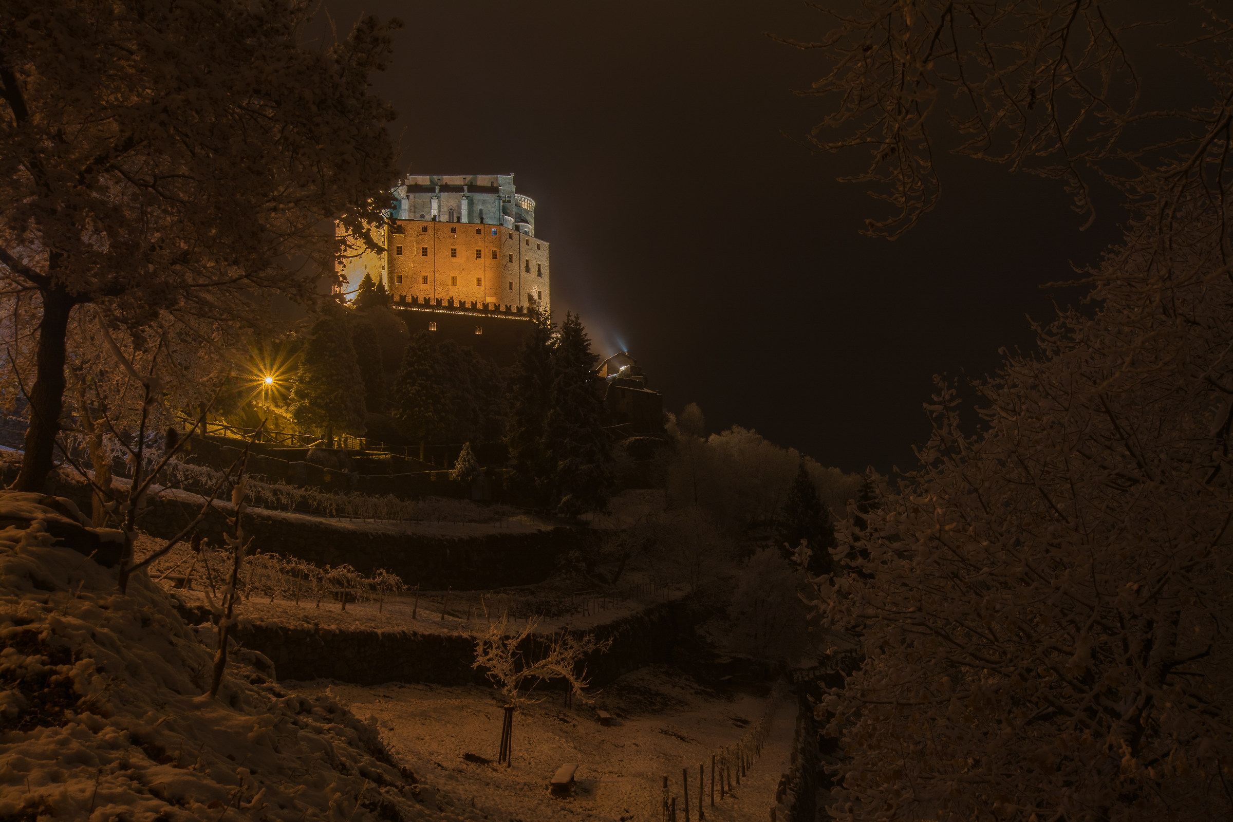 Sacra di San Michele di notte innevata