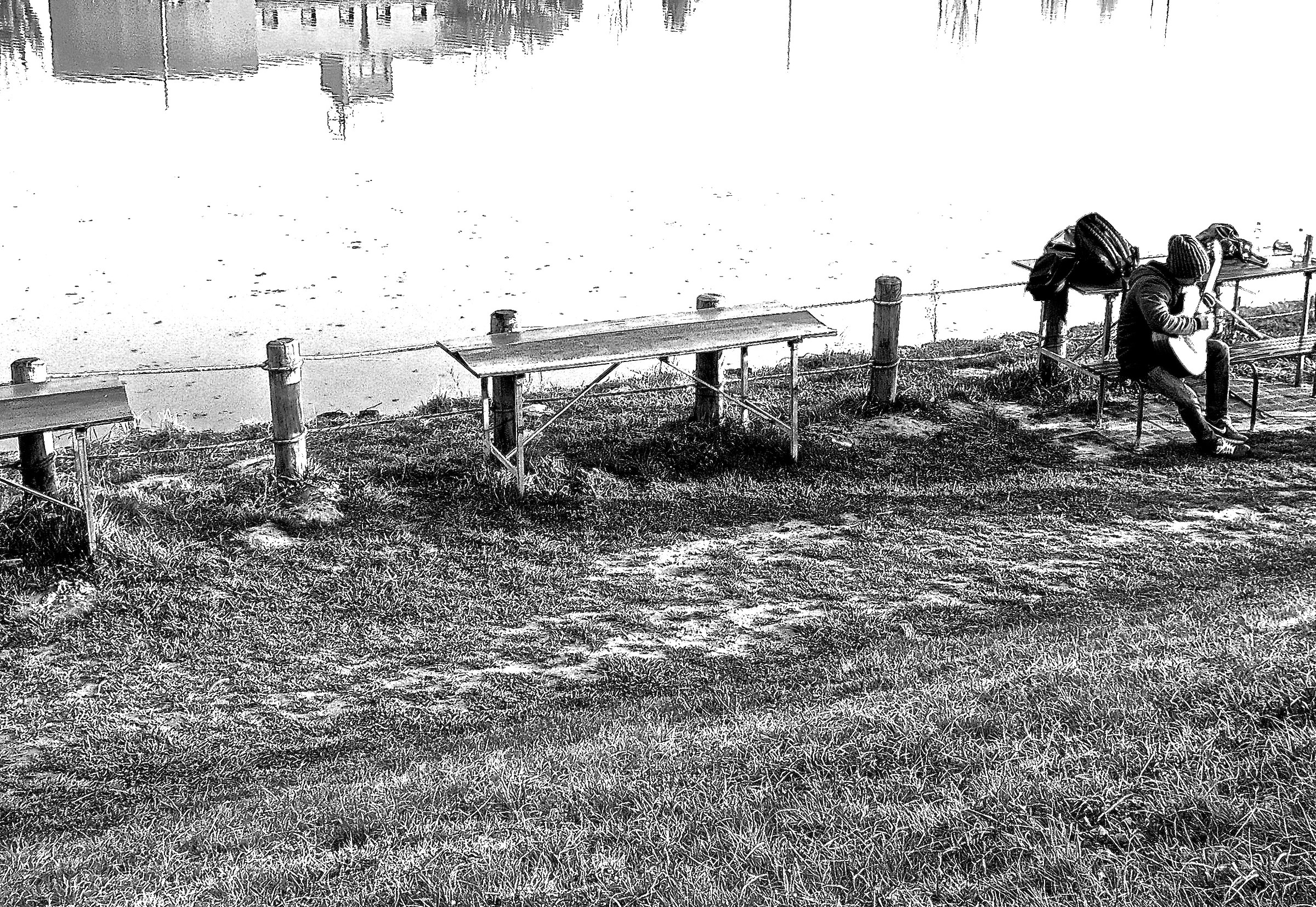 lasciatemi cantare con la chitarra in mano