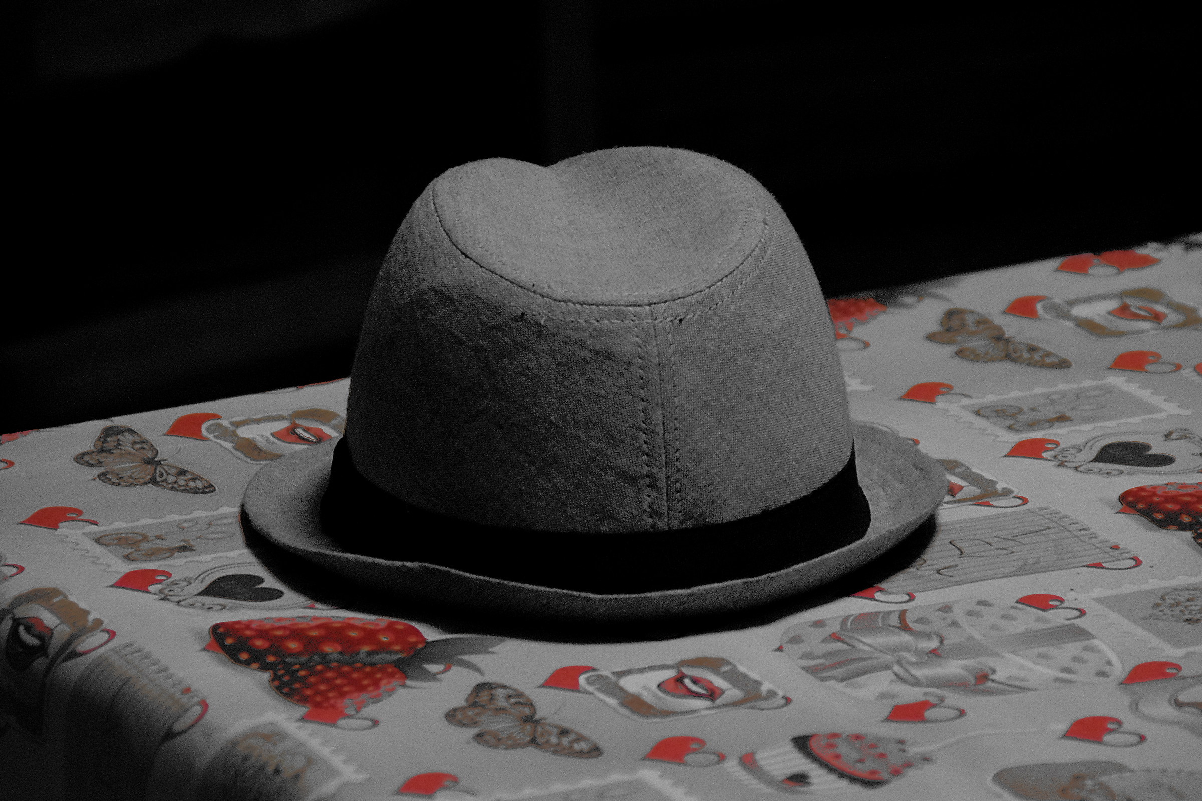 Cappello solitario su cuori solitari