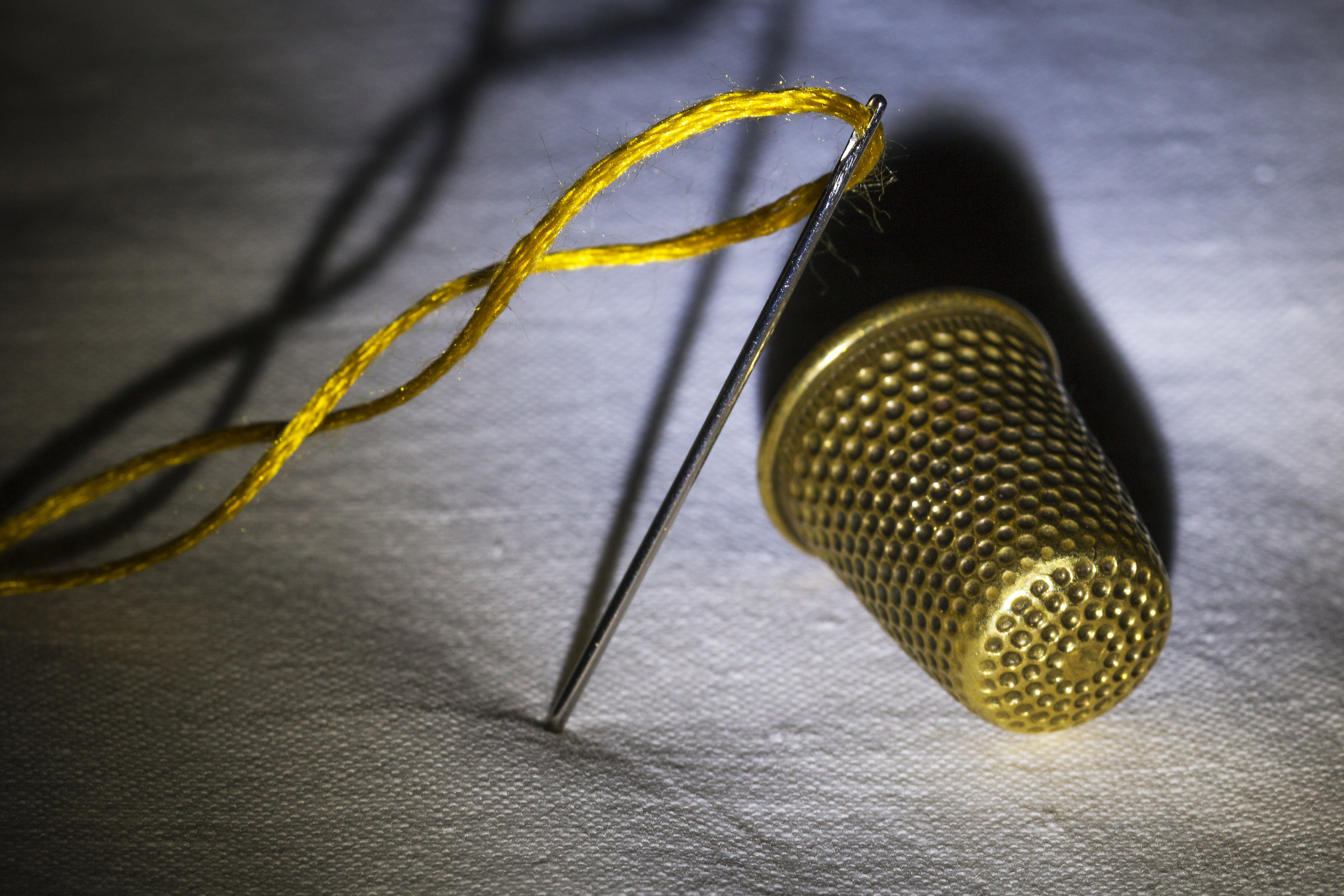 Needle, thread and thimble.