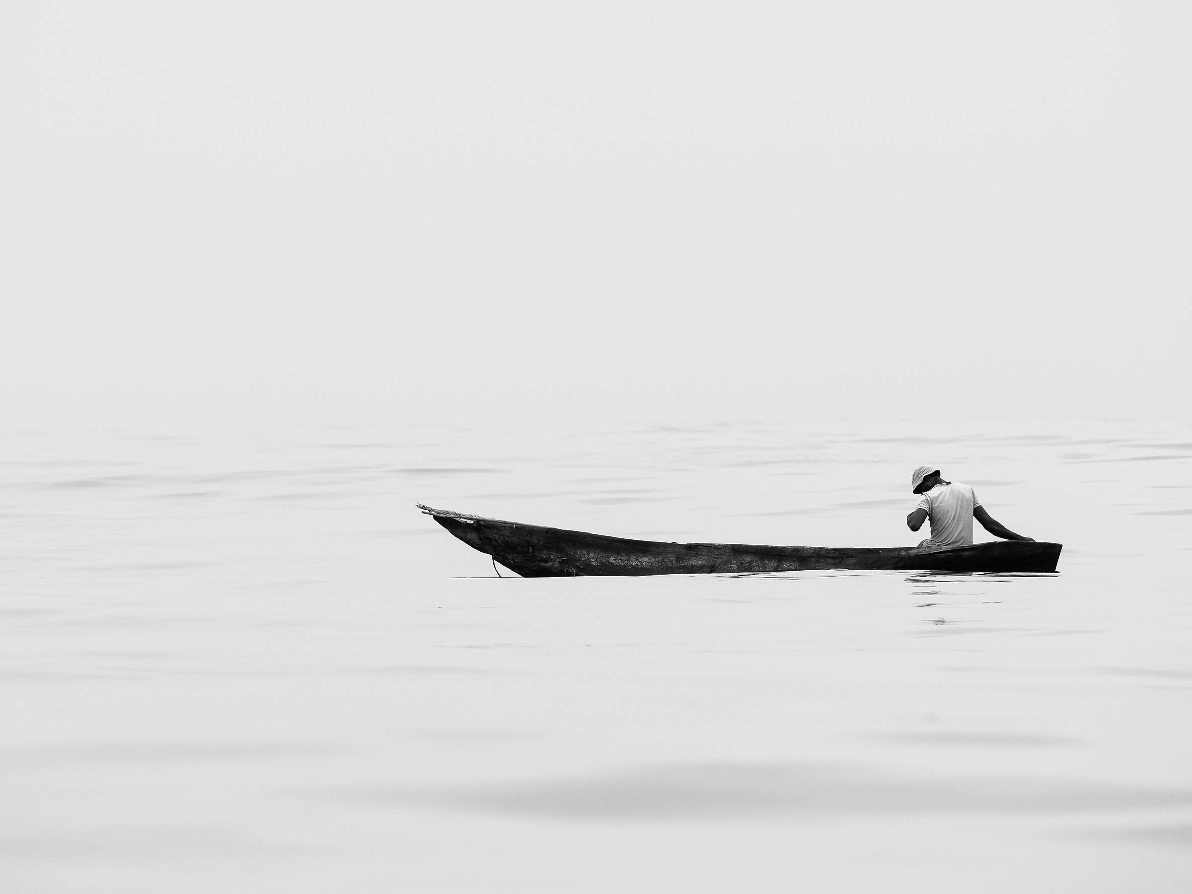 Pescatore nel bianco