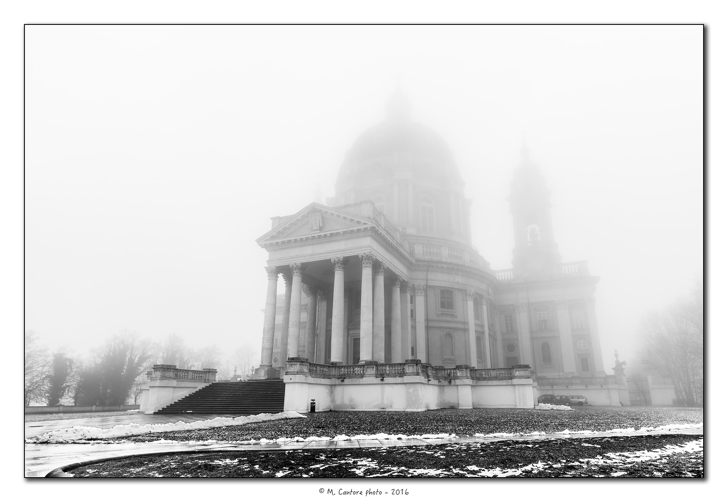 Superga immersa nella nebbia