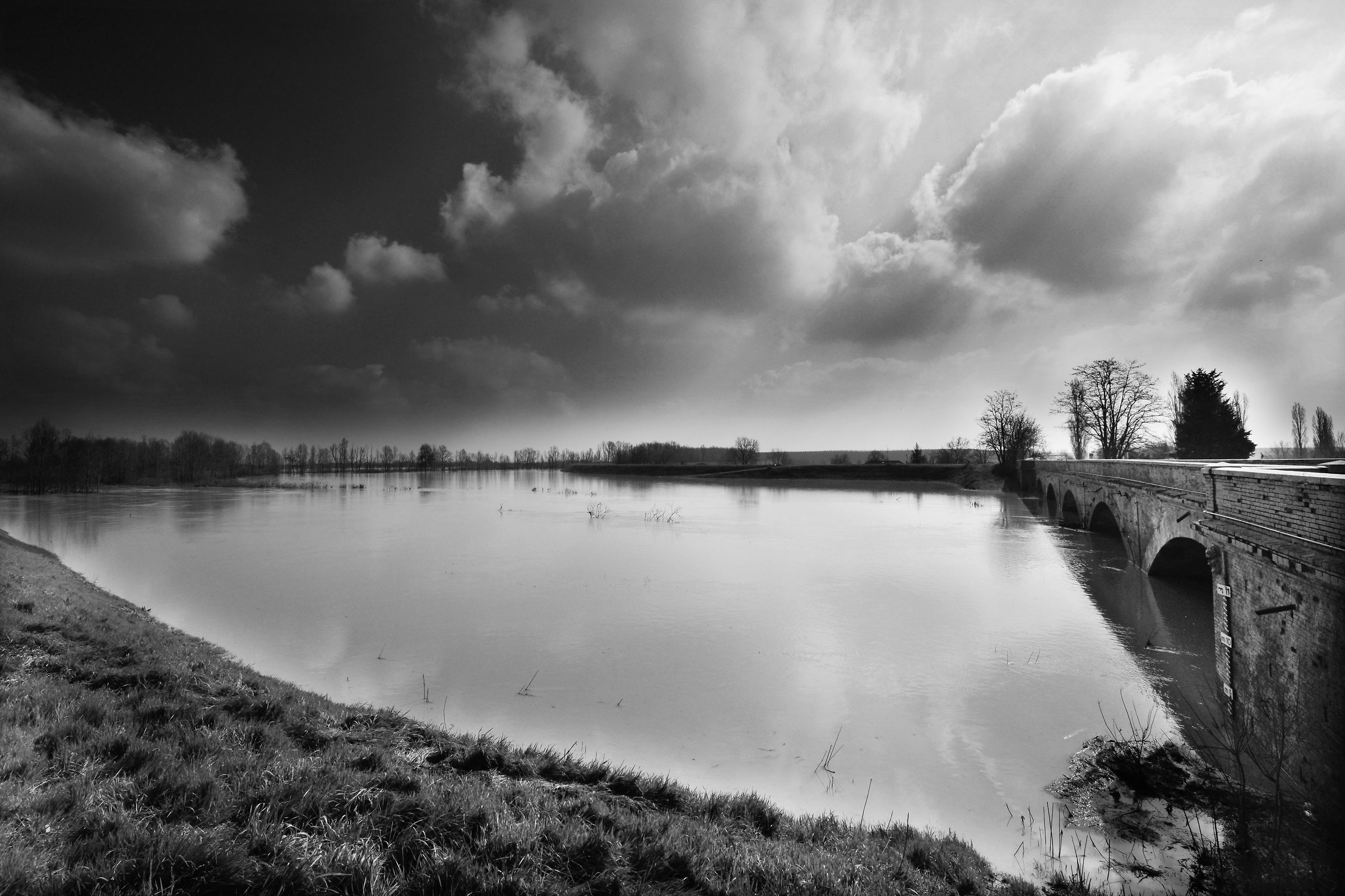 Passage of the flood of the river Secchia