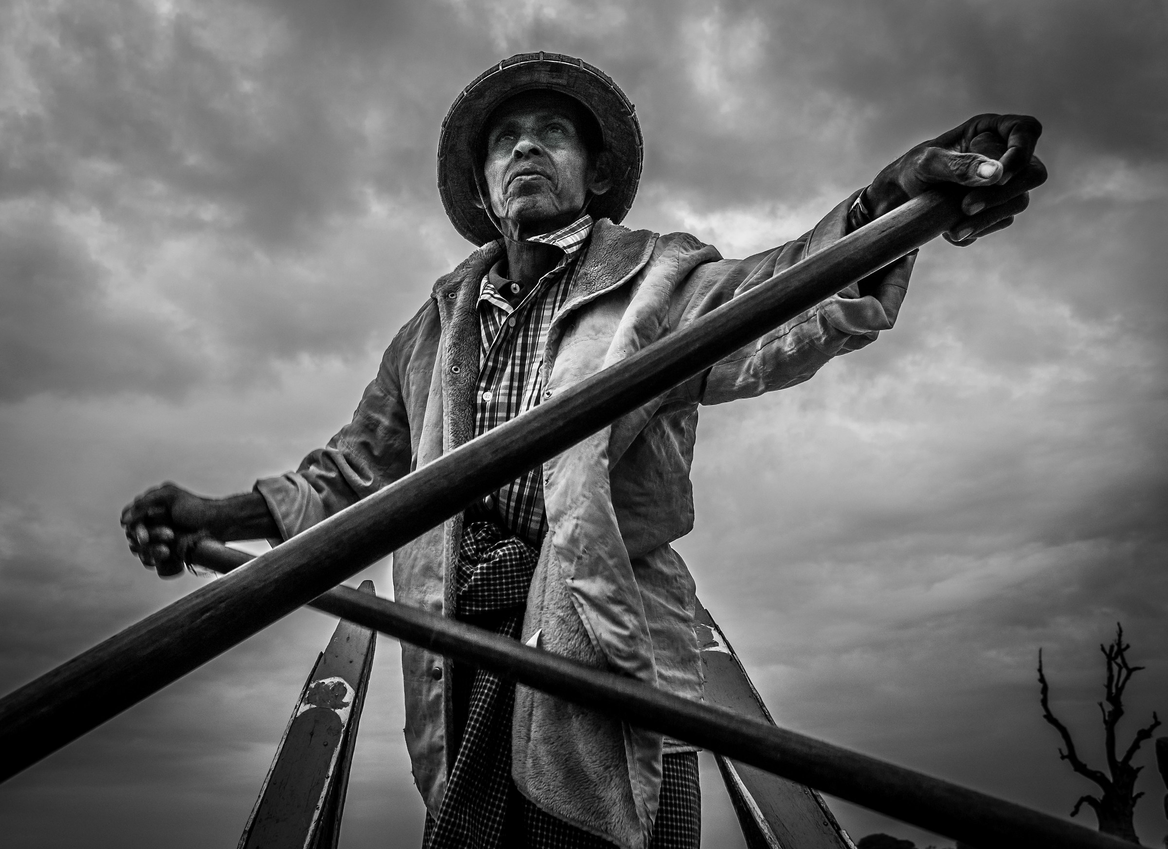Barcaiolo all'U Bein Bridge. Myanmar 2015