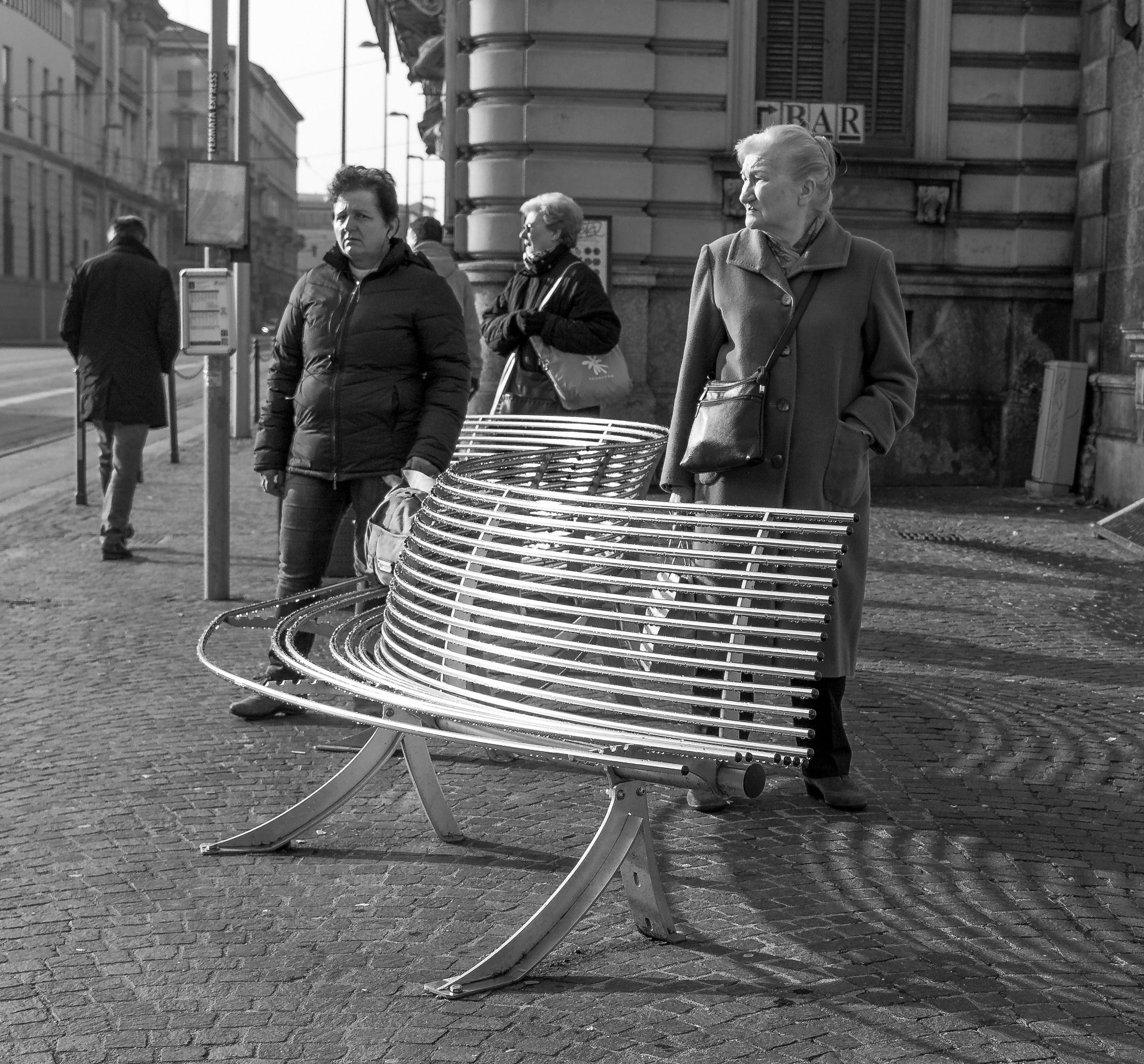 Ma e' impossibile sedersi su questa panchina!!!