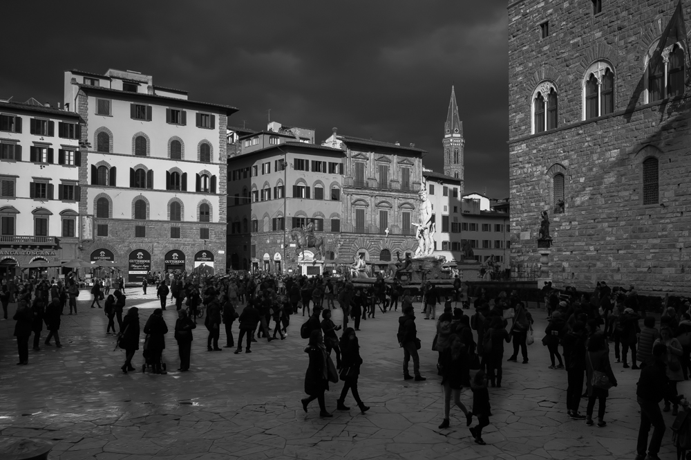 Il brulicare della gente in piazza Signoria