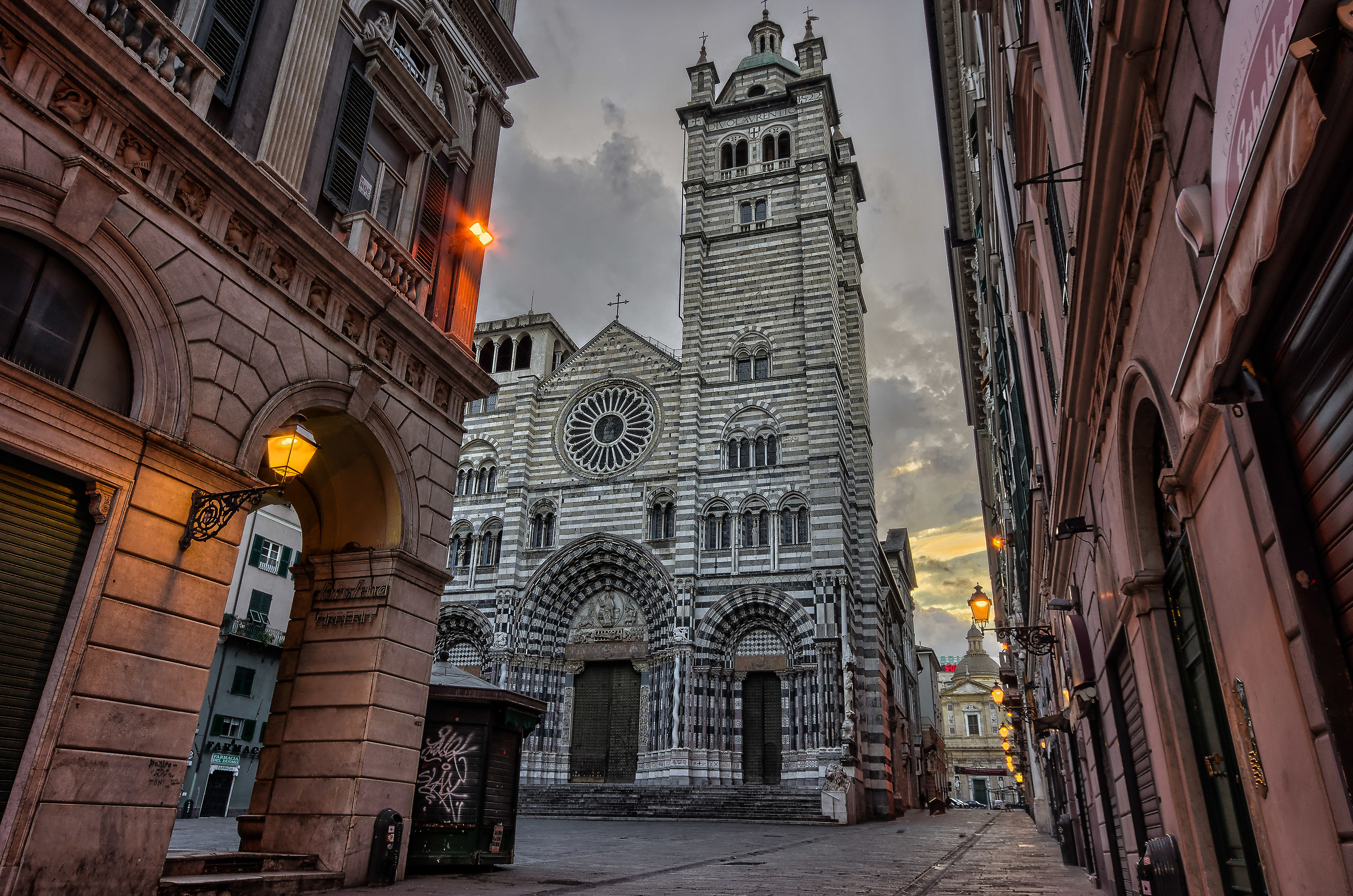San Lorenzo all'alba (Genova), senza gente tra le pal..