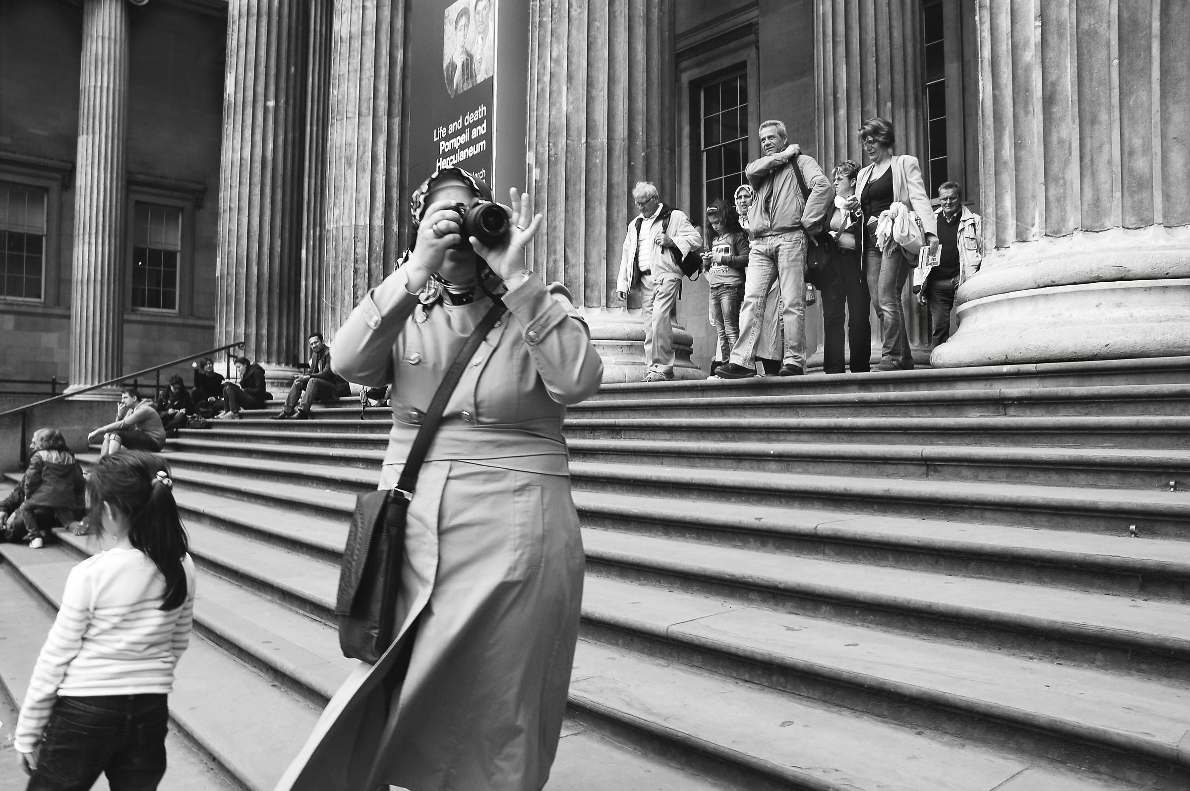 Fotografa davanti al British Museum