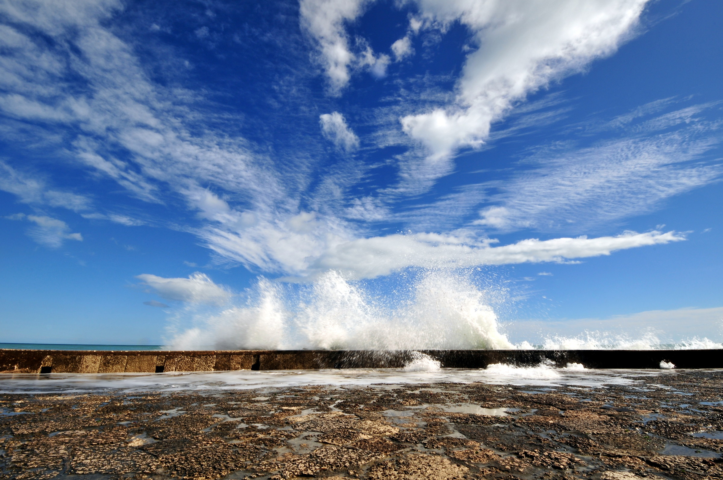 Waves in a sea of ??clouds