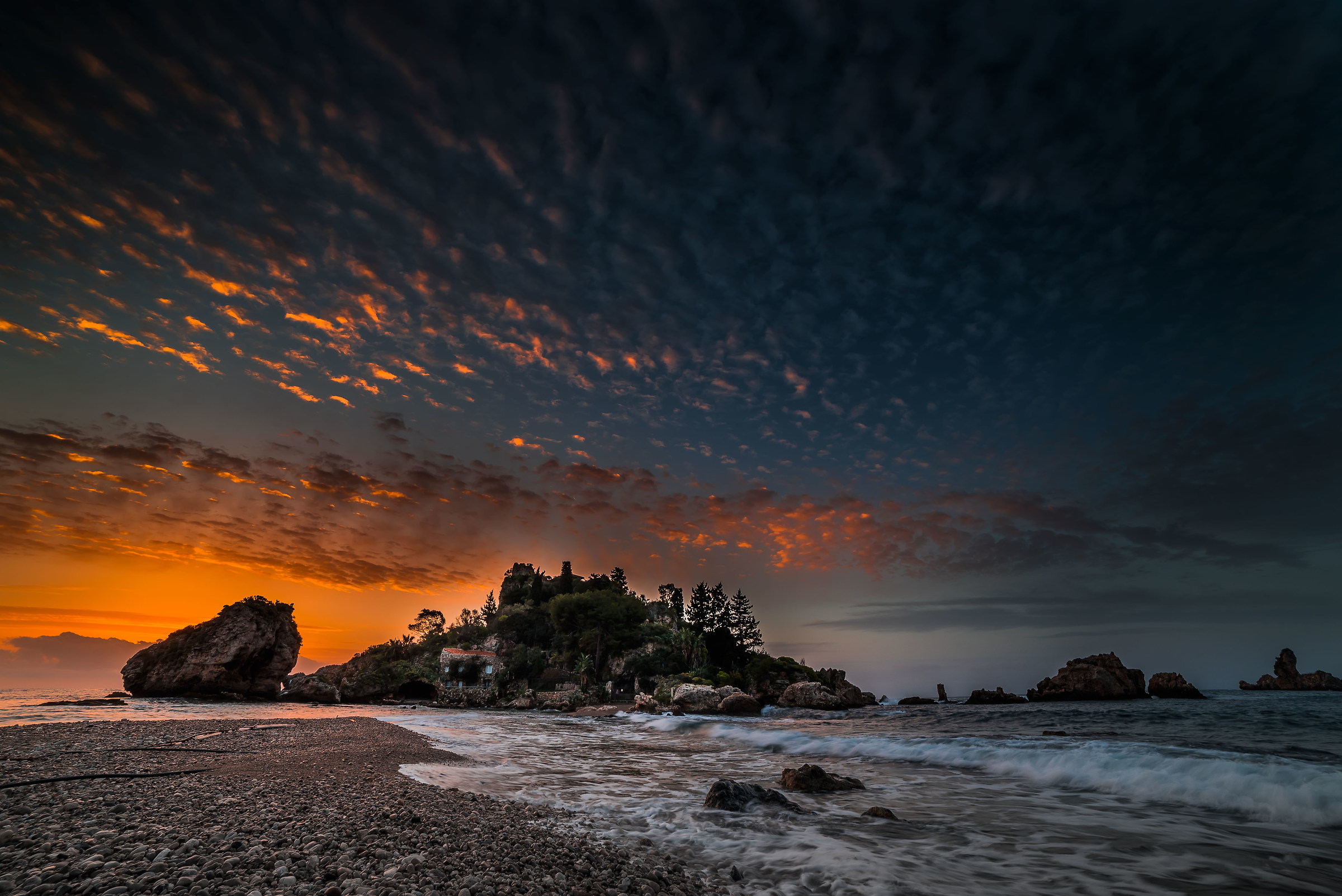 Alba Isola Bella in a sea of ??clouds. -Taormina -