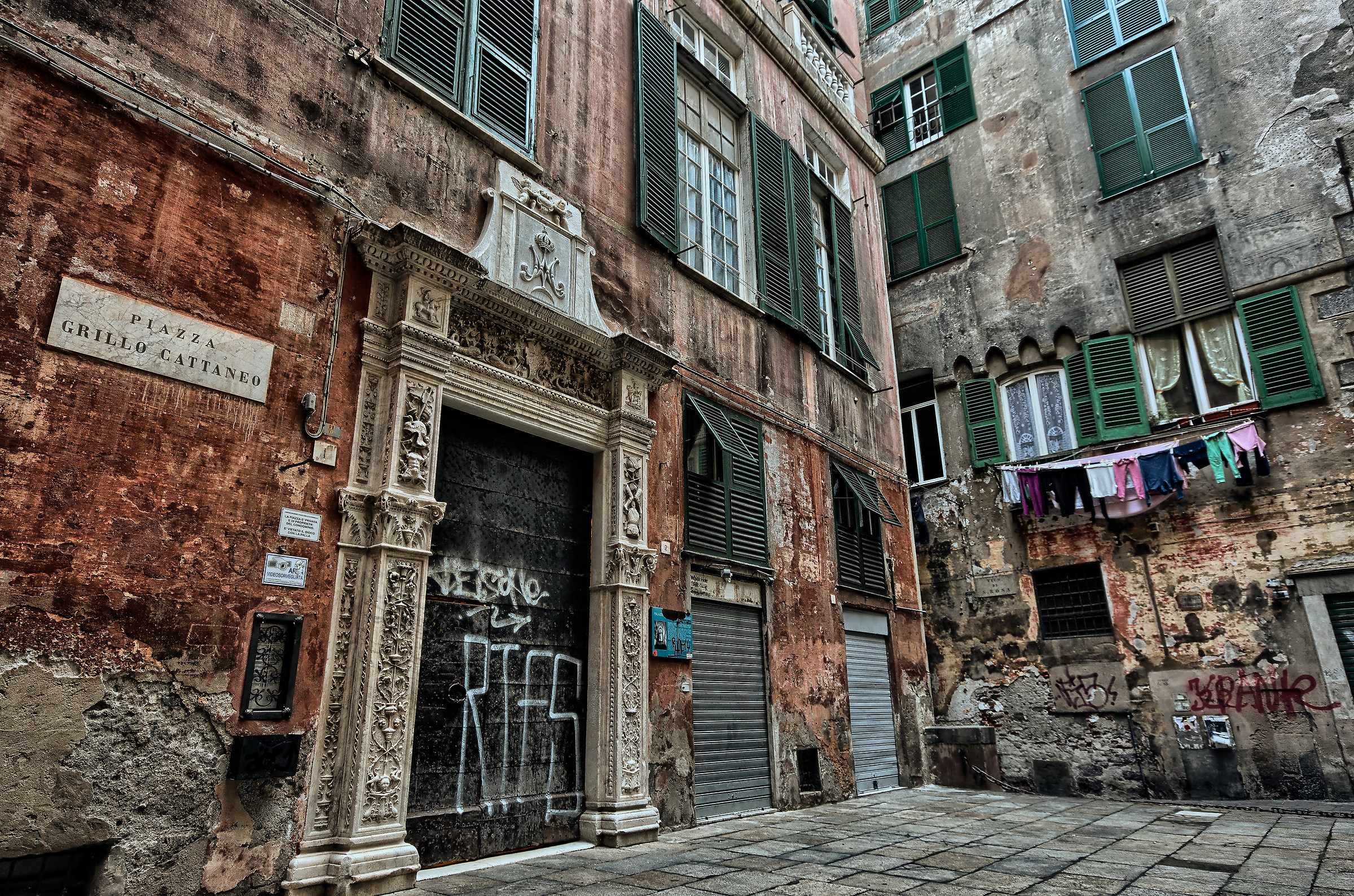Piazza Grillo-Cattaneo (Genova) antico portone