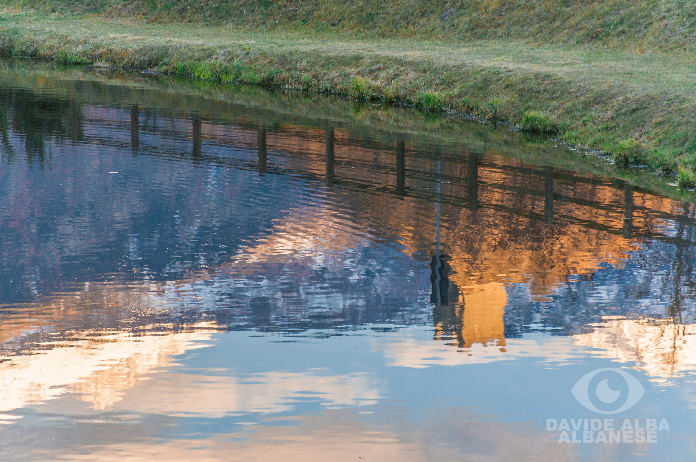 Il Castello di Ussel, visto dal laghetto di Chatillon