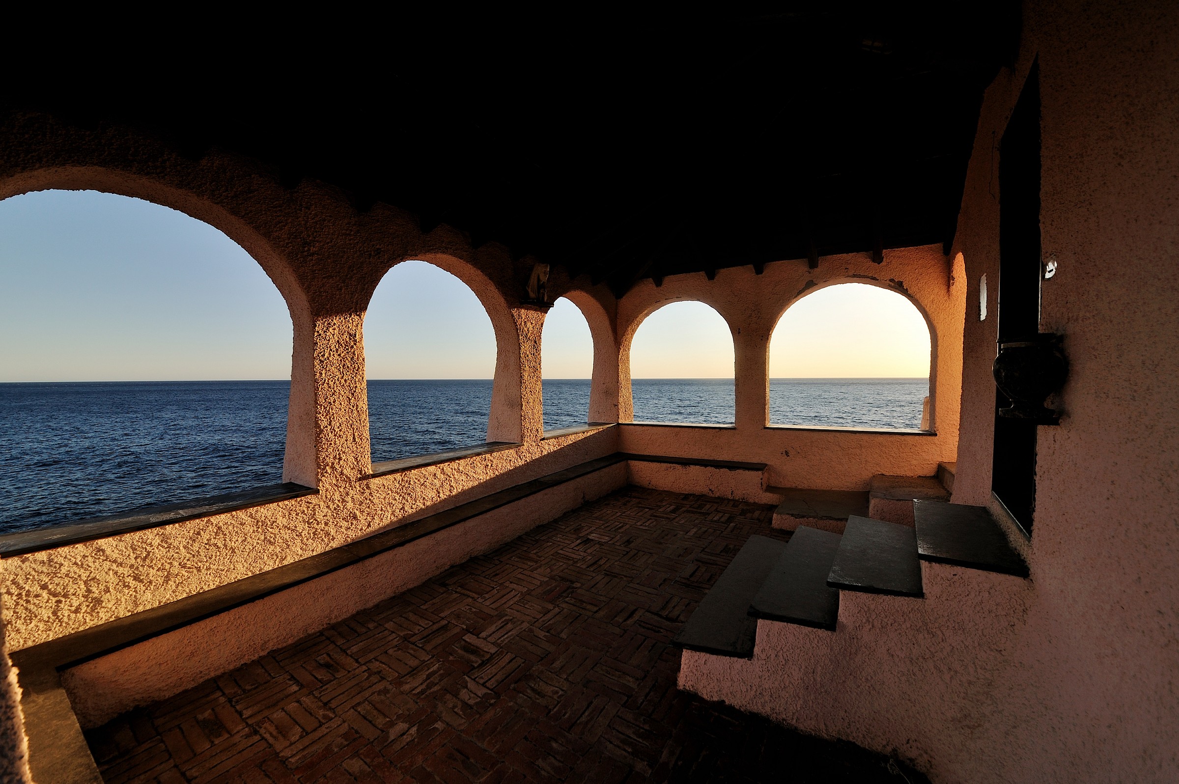 Cappelletta sulla punta di Bonassola, al tramonto