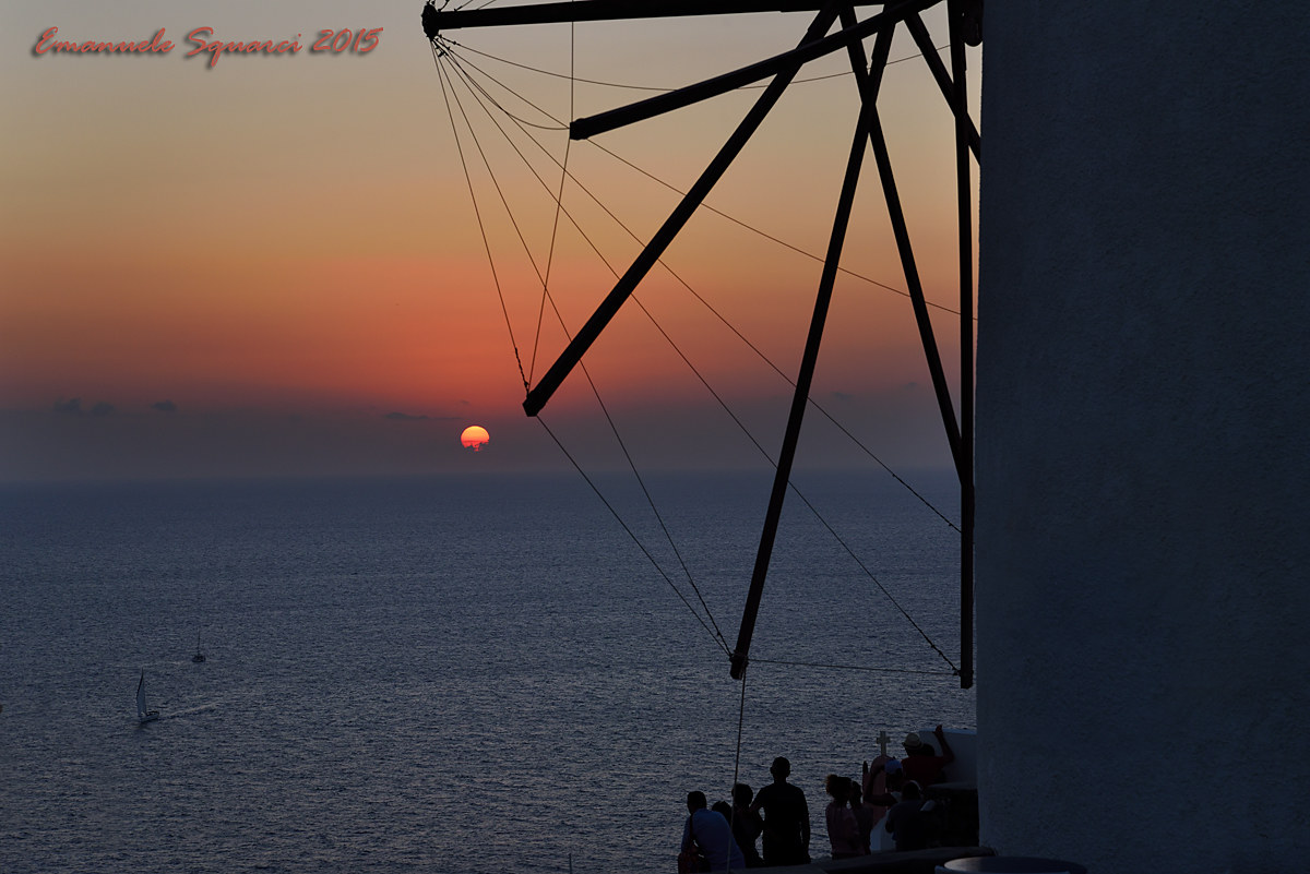 Santorini: sunset under the windmill