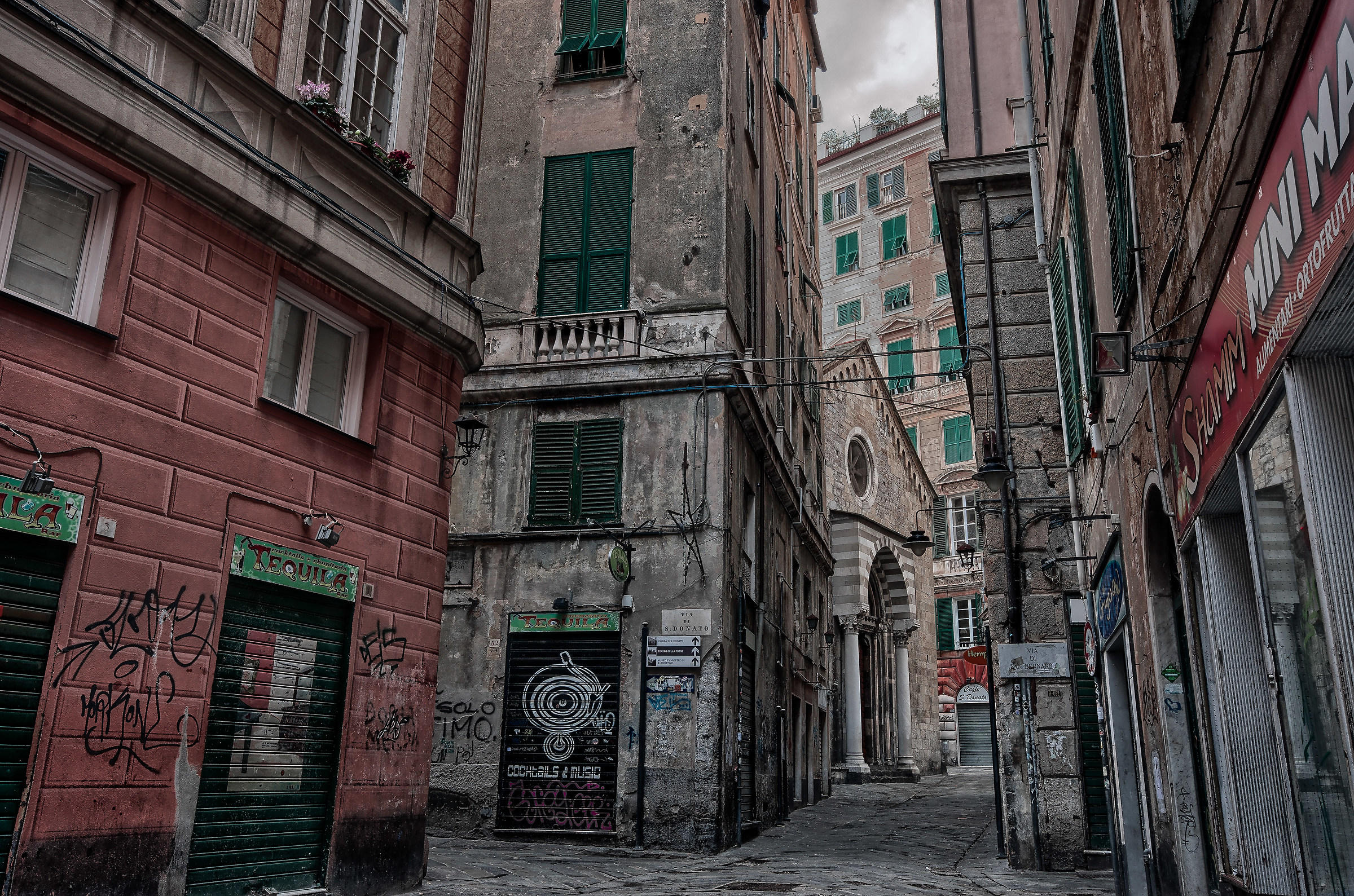 Da Piazza Ferretto verso San Donato (Genova) all'alba..