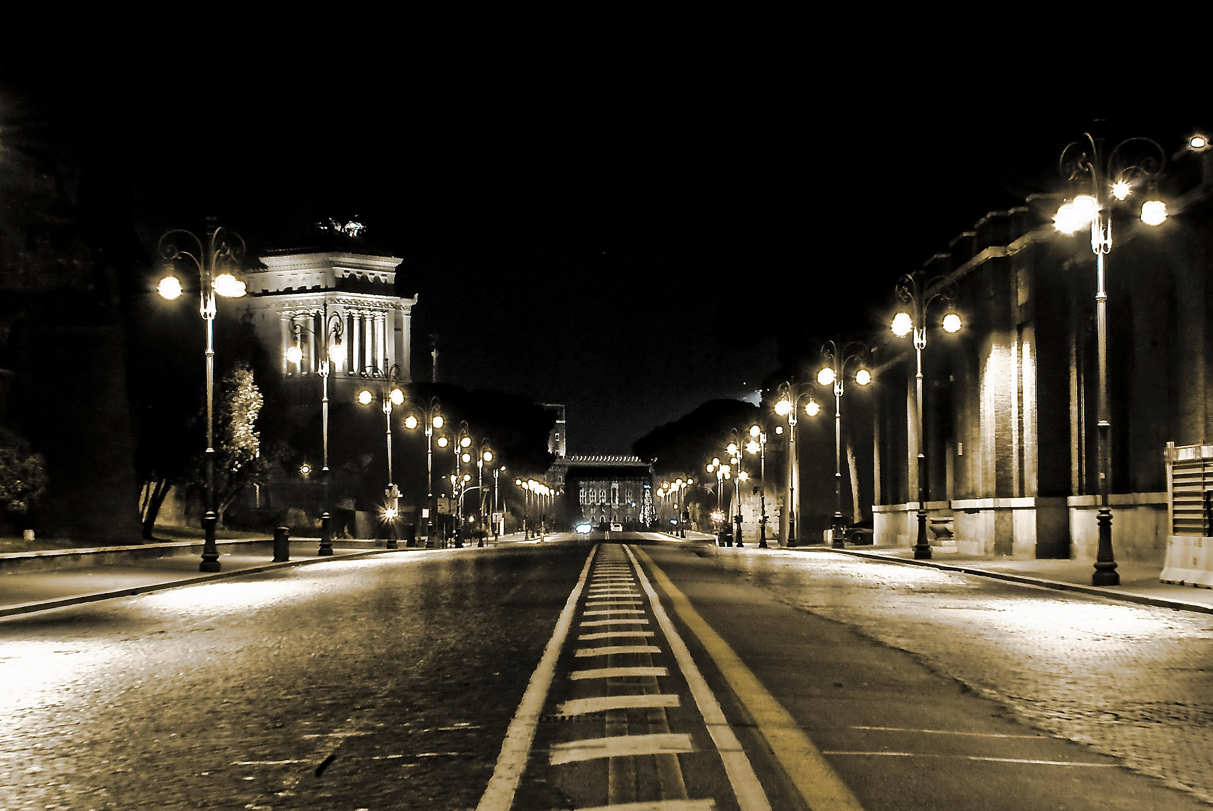 Via dei Fori Imperiali alle 4 di mattina