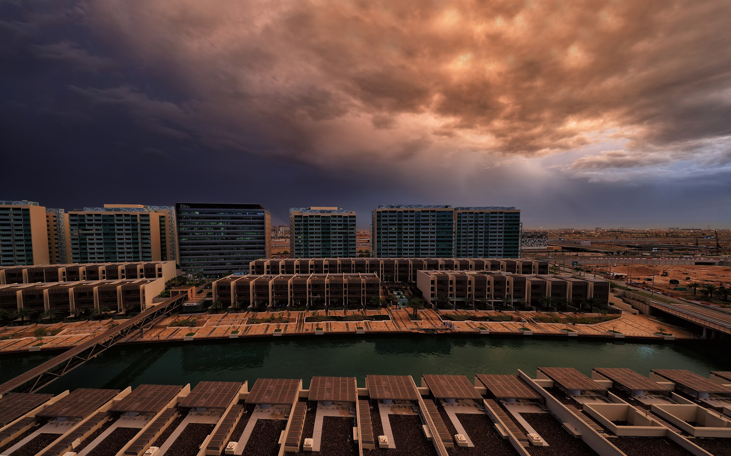 Thunderstorms in Abu Dhabi today!