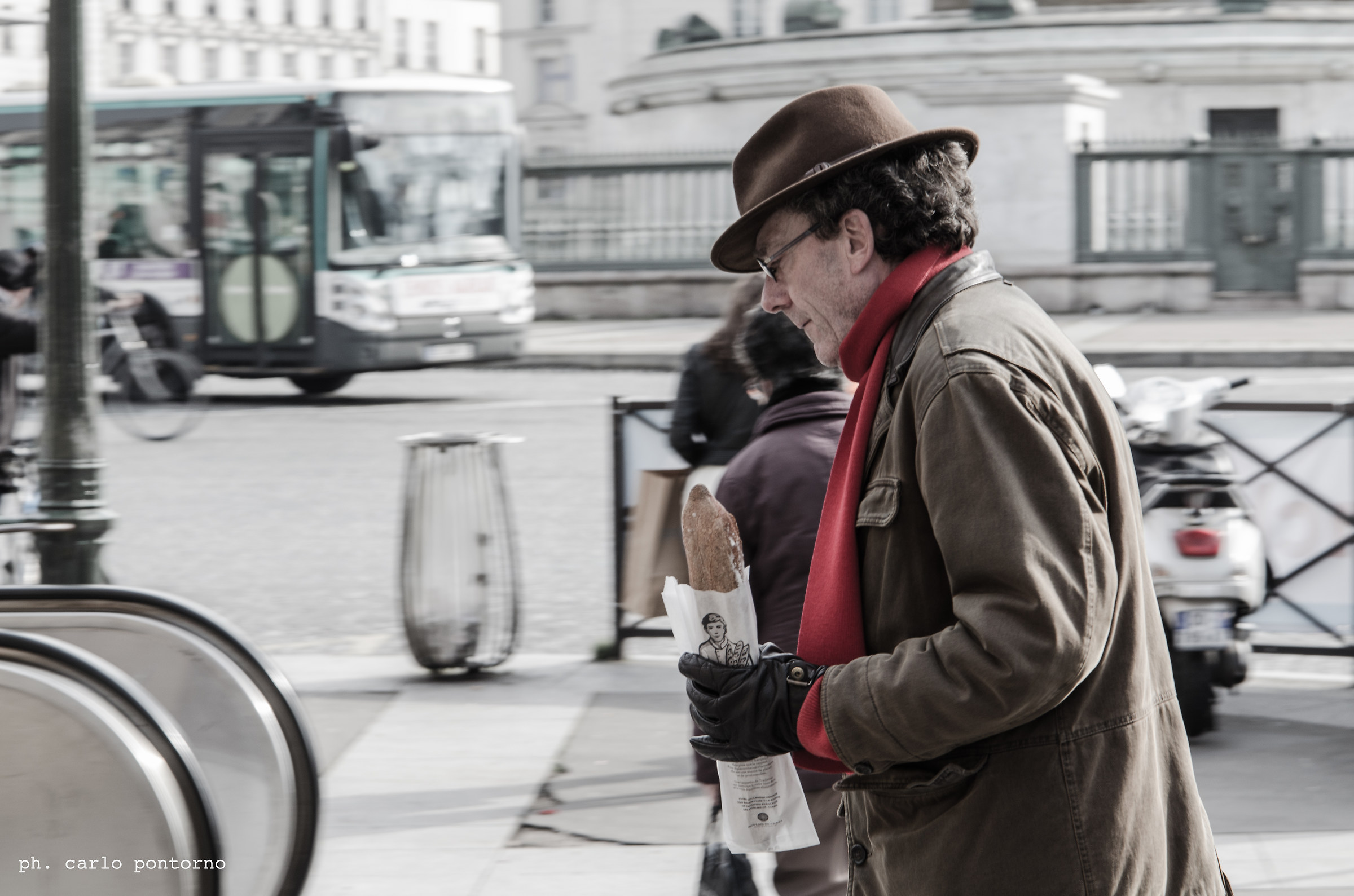 Parisienne avec sa baguette