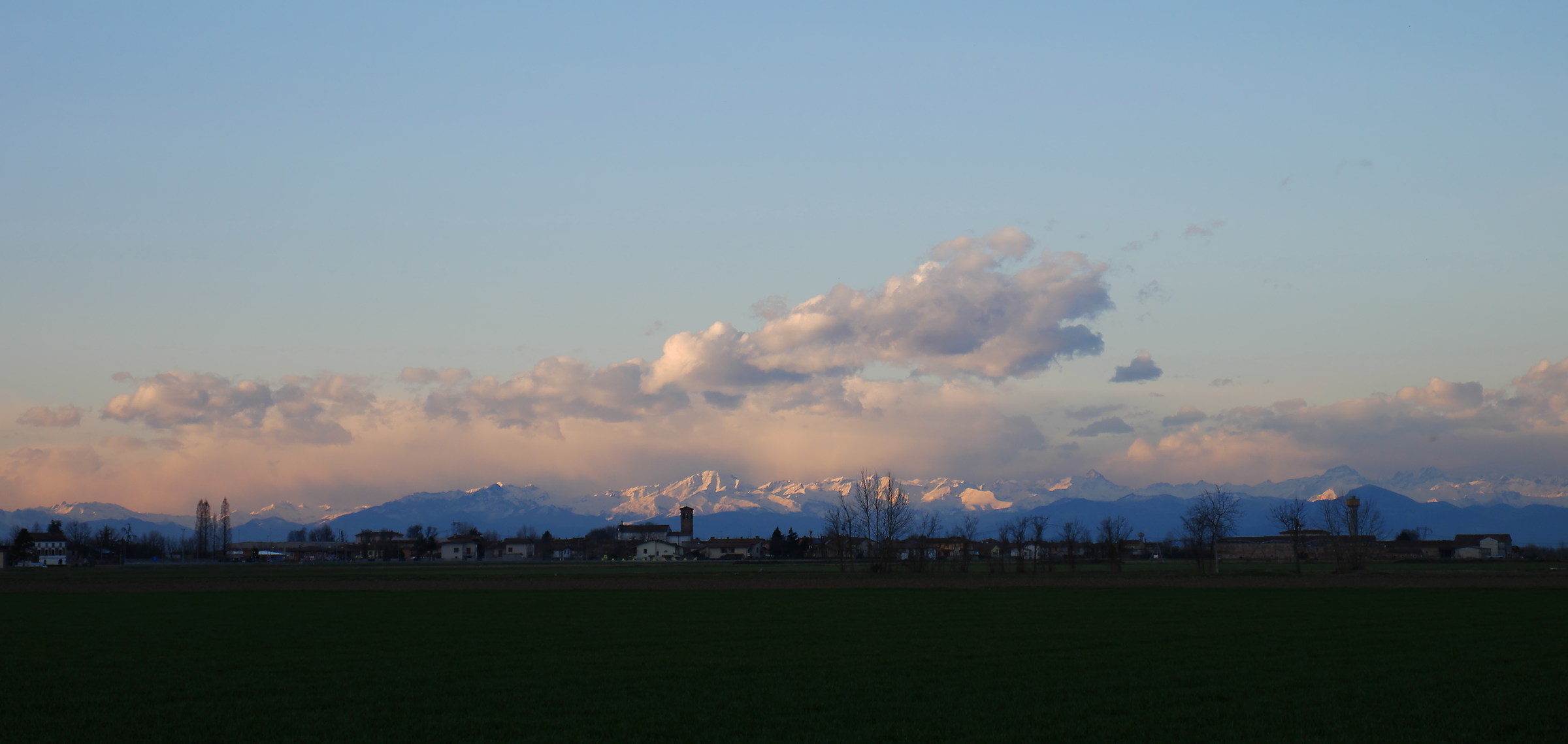 le alpi viste dalla pianura in una giornata invernale