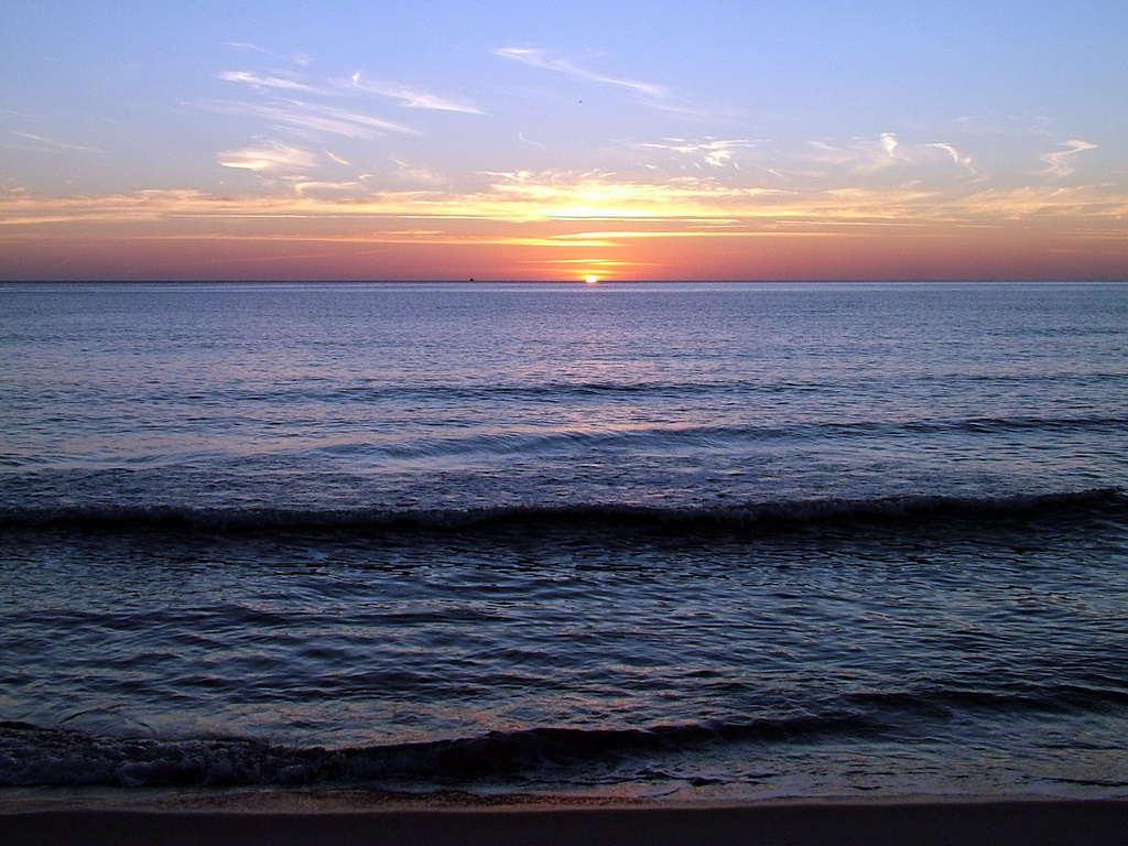 Alba sulla spiaggia 3 - La Caletta, Sardegna 2007.