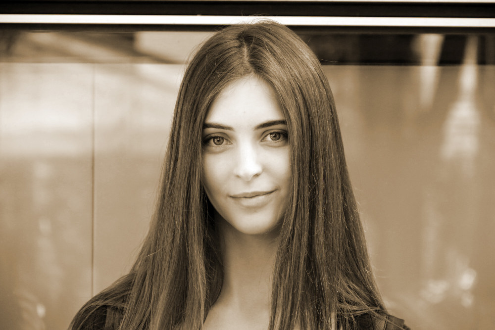 parigi,laura punta e scatta