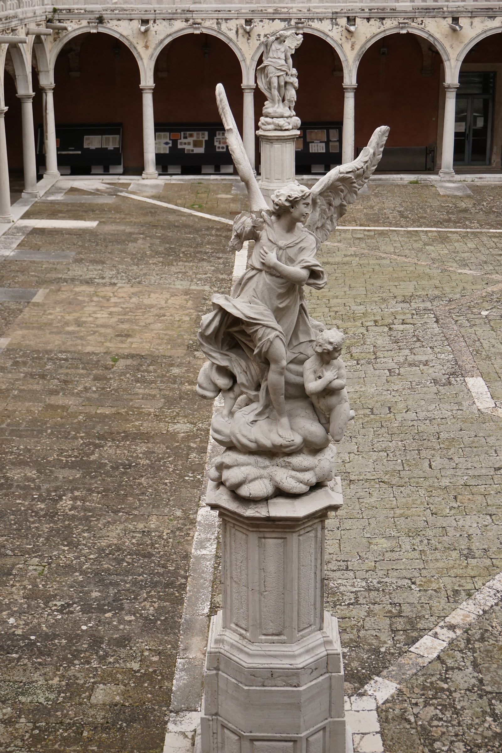 Arcangeli del chiostro della Trinità