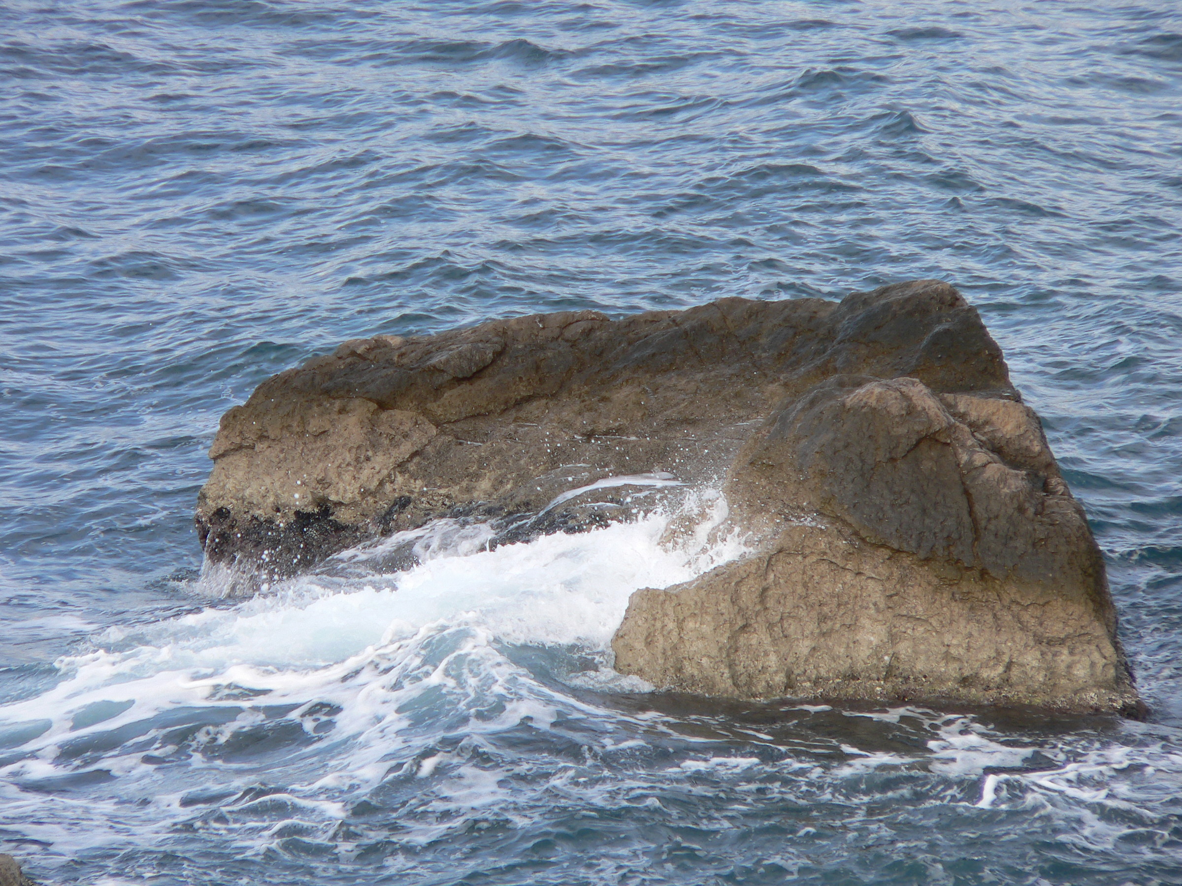 Nu' scuoglio 'mmiezo 'o mare