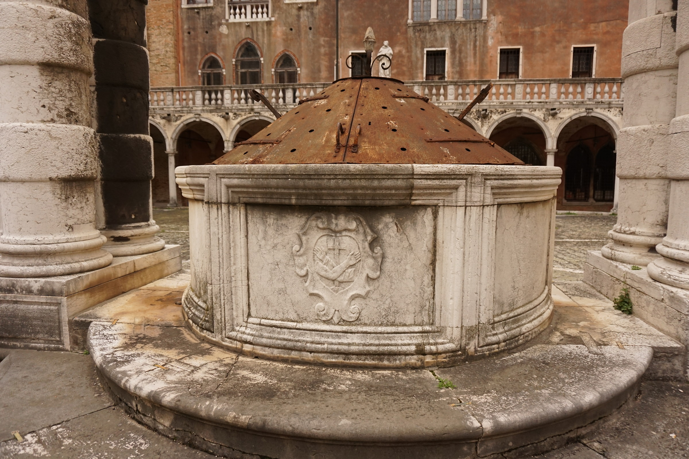 Pozzo del chiostro della Trinità