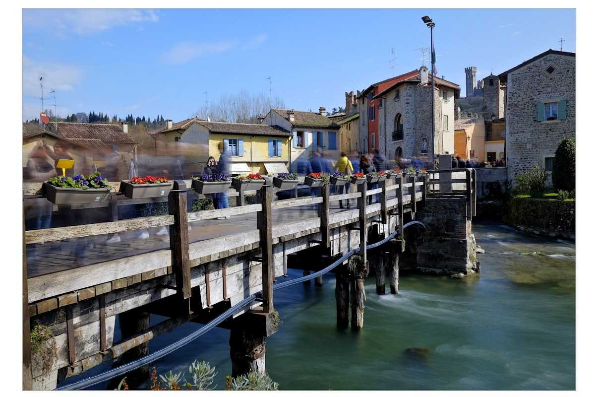 Borghetto sul Mincio, passeggiata domenicale nel borgo.